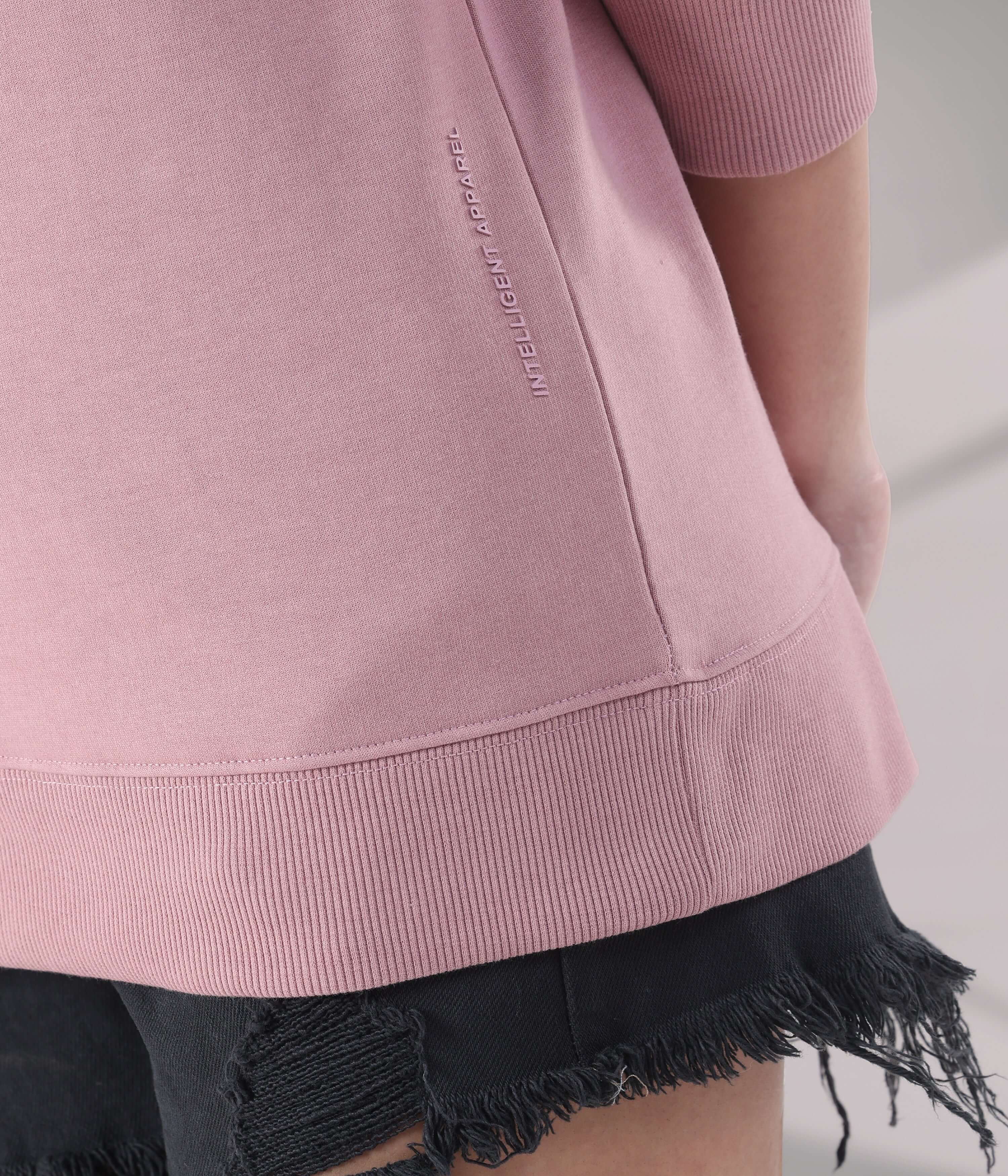 Close-up of the pink Turms Intelligent Sweatshirt showcasing its sleek design and stitching details, ideal for travel wear.