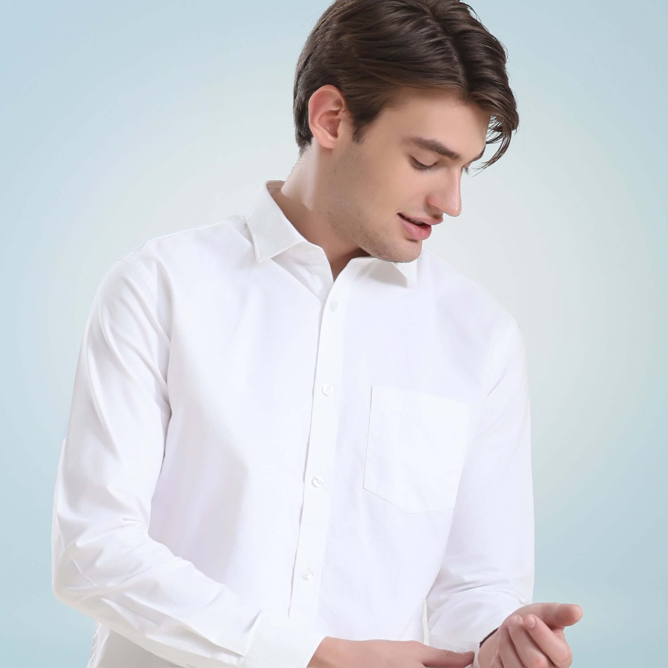 Man wearing white Oxford Turms polo shirt crafted from premium combed cotton fibers, showcasing anti-stain and anti-odour technology