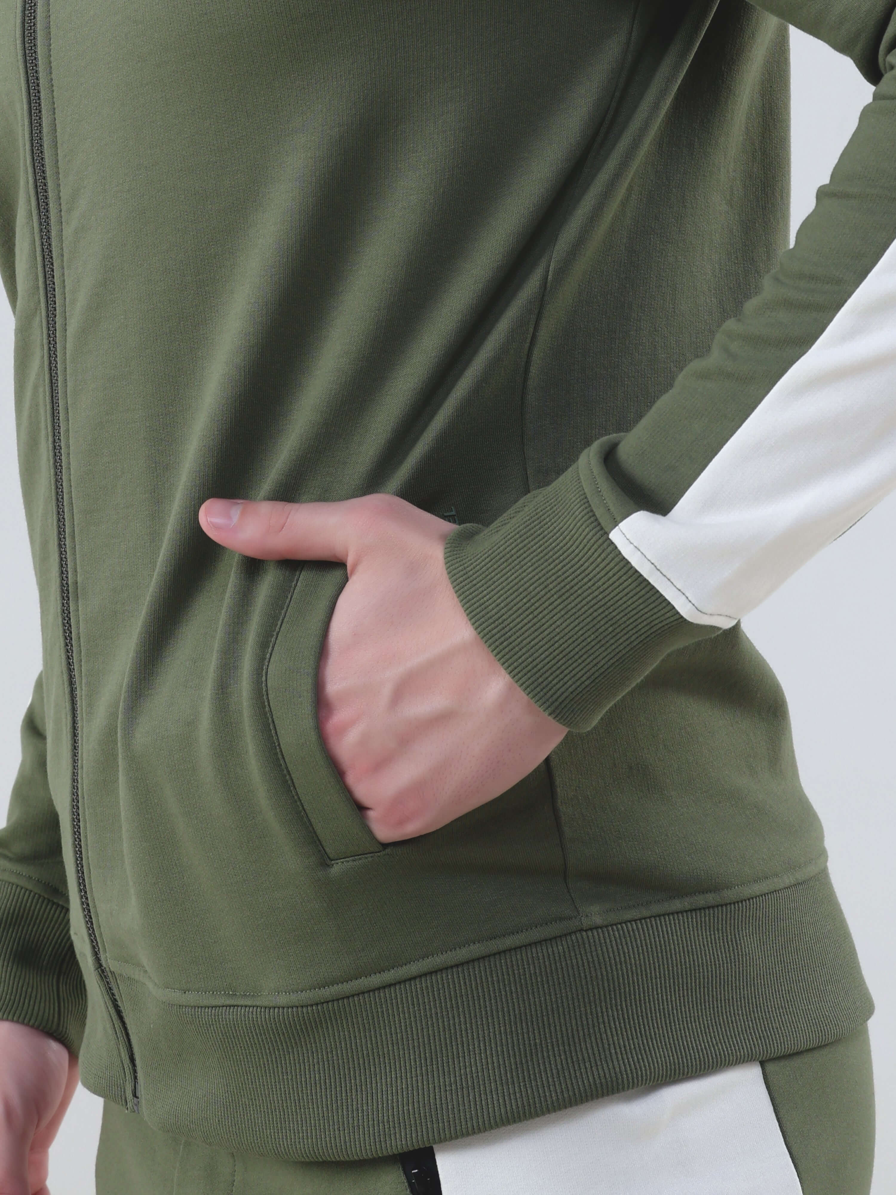 Turms Intelligent Cord Set in olive green, showcasing a side pocket and stylish white accent on sleeve.