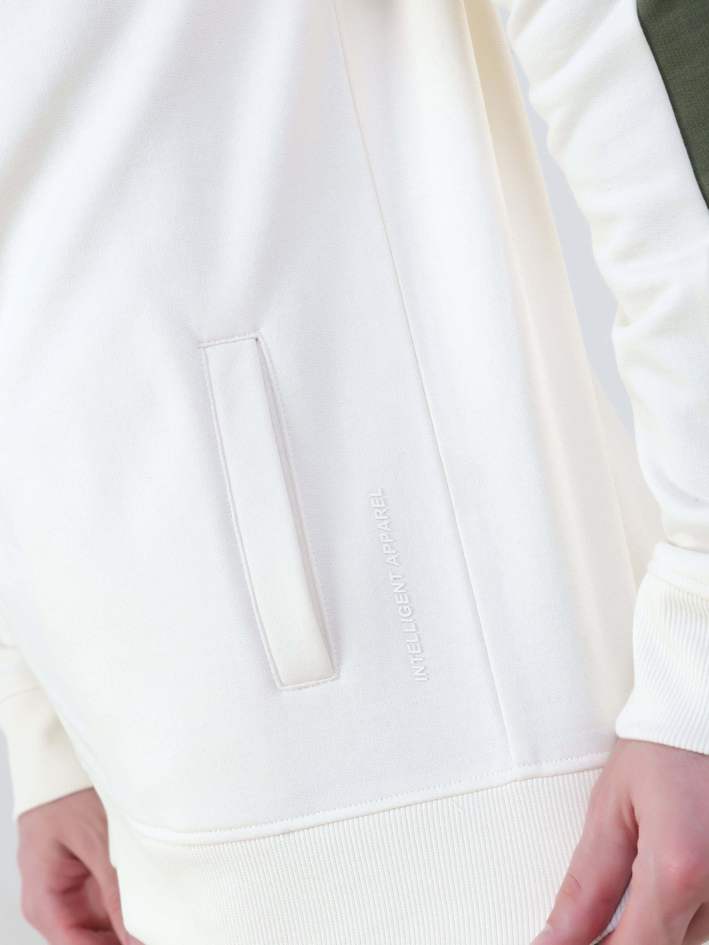 Close-up of the Turms Intelligent Cord Set showcasing the stylish white jacket's pocket and fabric detail.