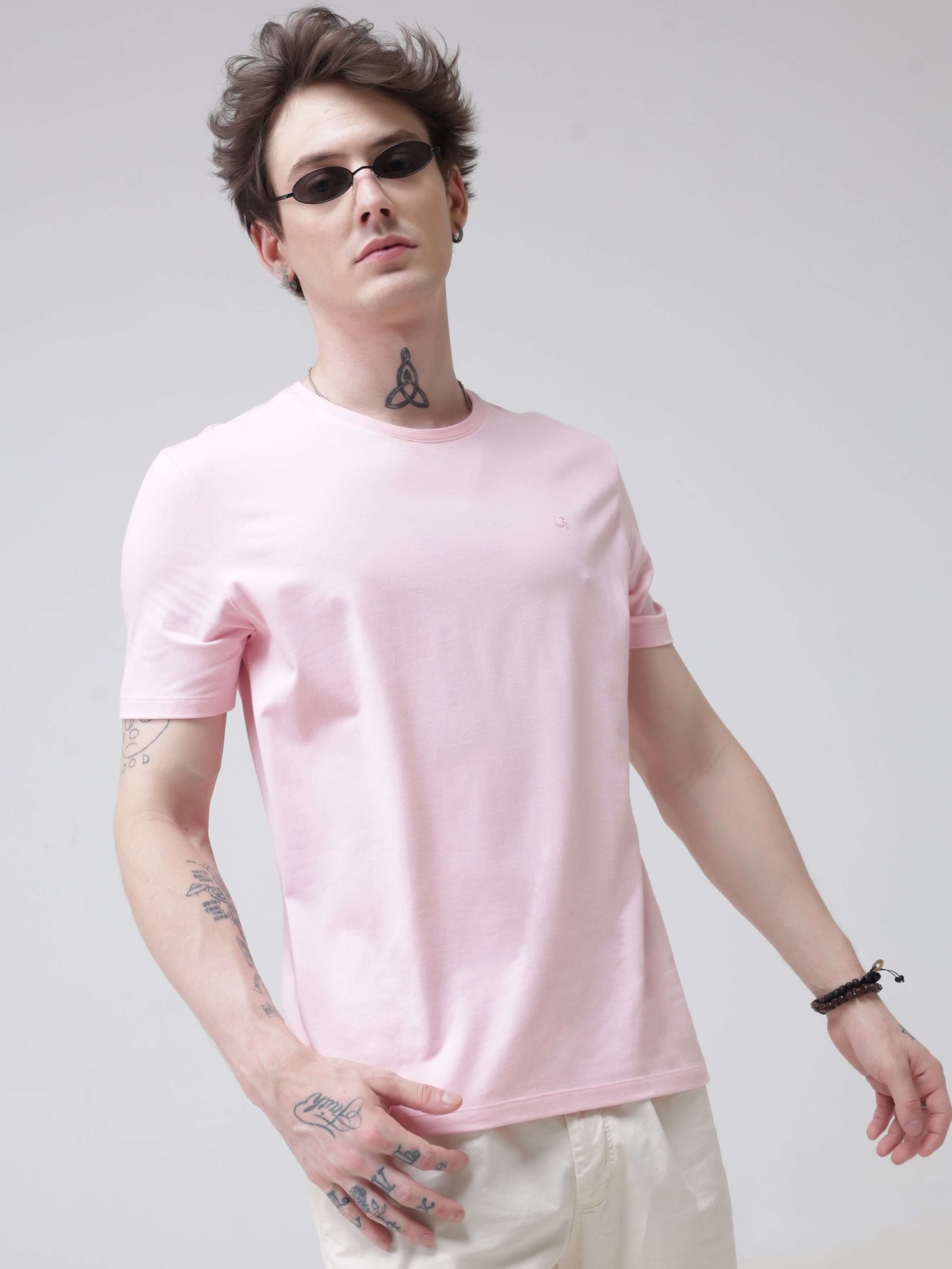 Man wearing a light pink stain-proof, odor-resistant Turms T-shirt with a round-neck, showcasing intelligent apparel and tailored fit.