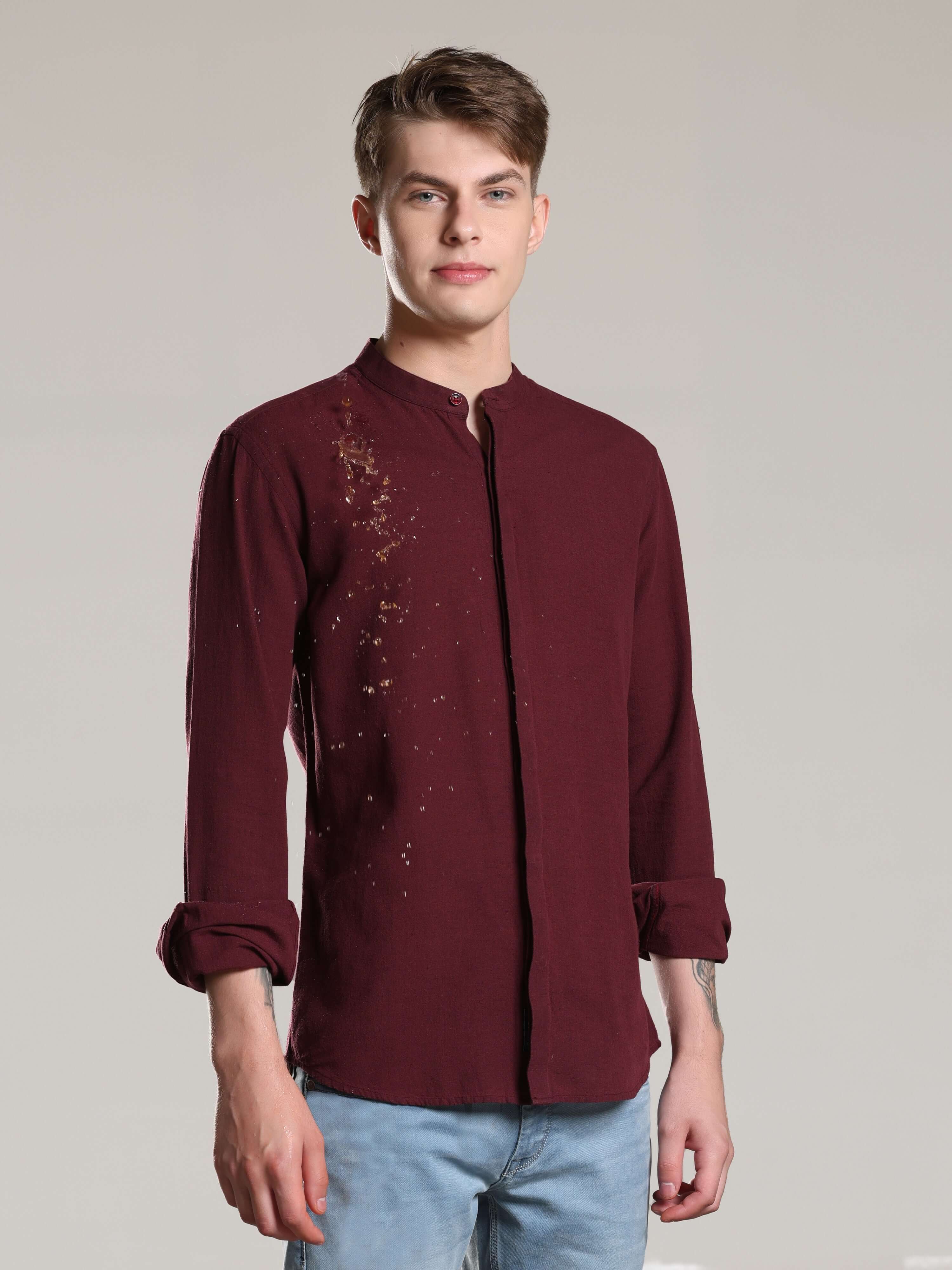 Man wearing a maroon anti-stain, anti-odour linen shirt with mandarin collar, showcasing Turms intelligent apparel.