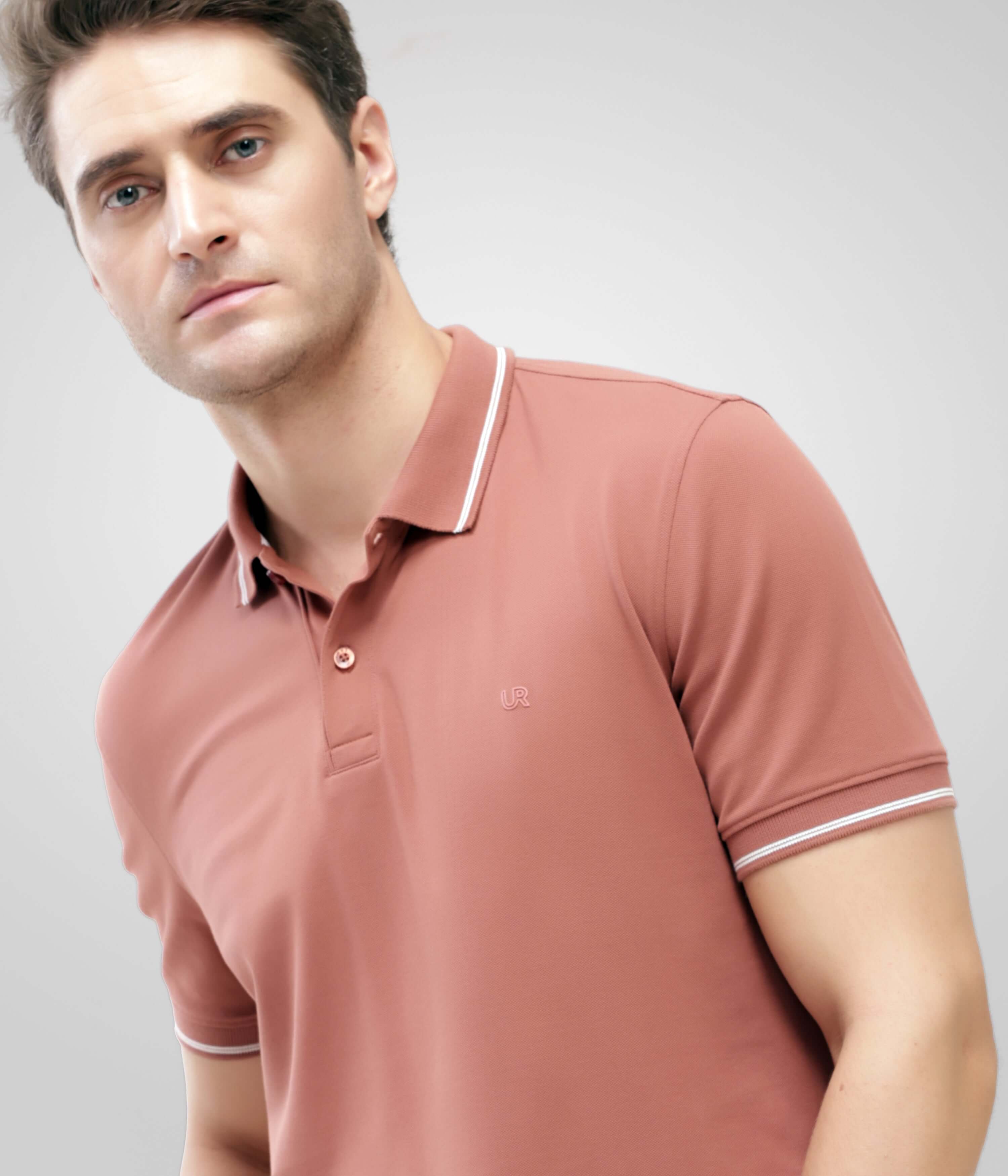 Man wearing Luxe Cocoa Turms Polo T-shirt made of premium cotton with tailored fit and anti-stain, anti-odor technology.