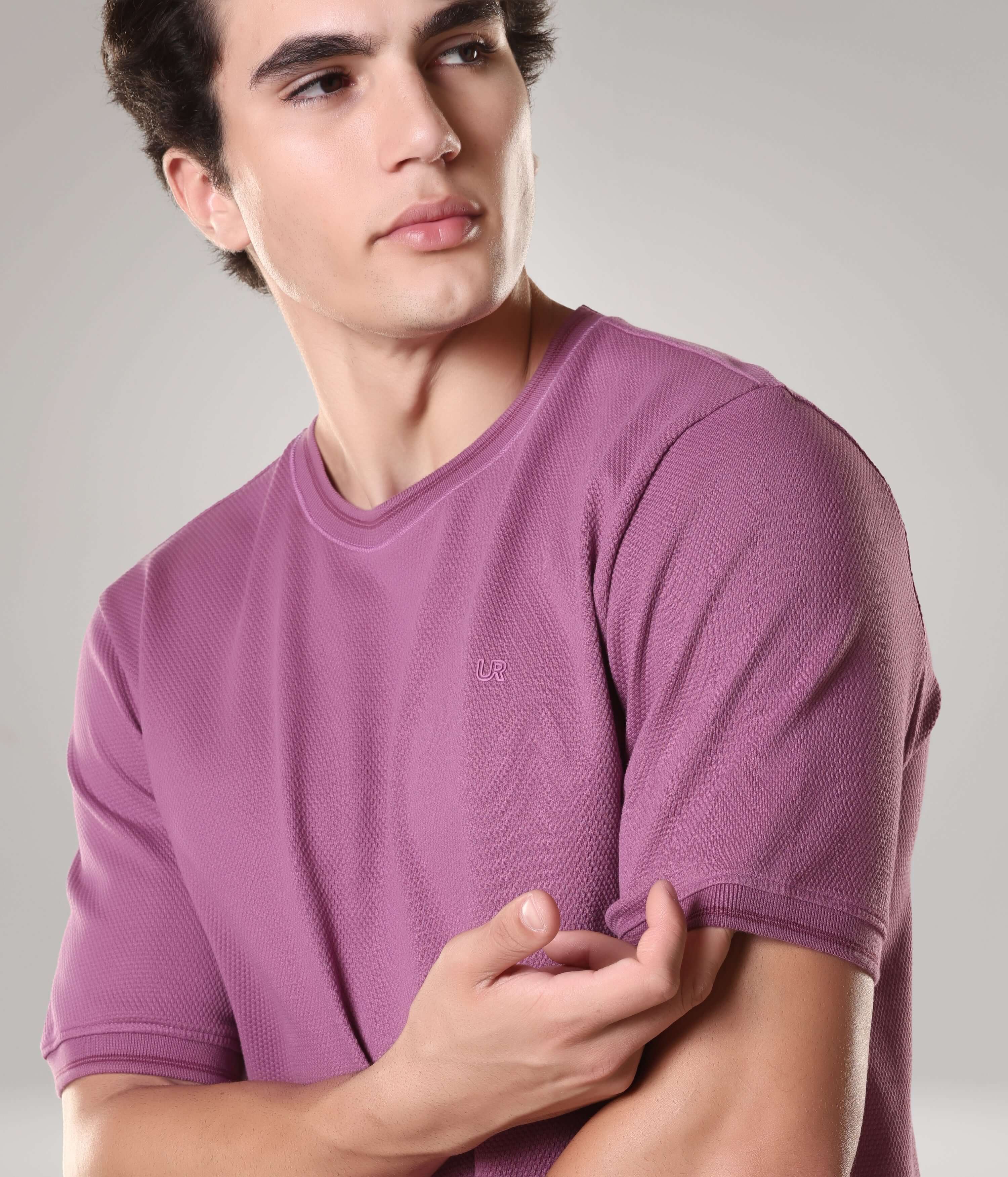 Man wearing Dusty Rose round-neck Turms T-shirt with CoolTech technology, made of premium cotton and Spandex blend for comfort and style.