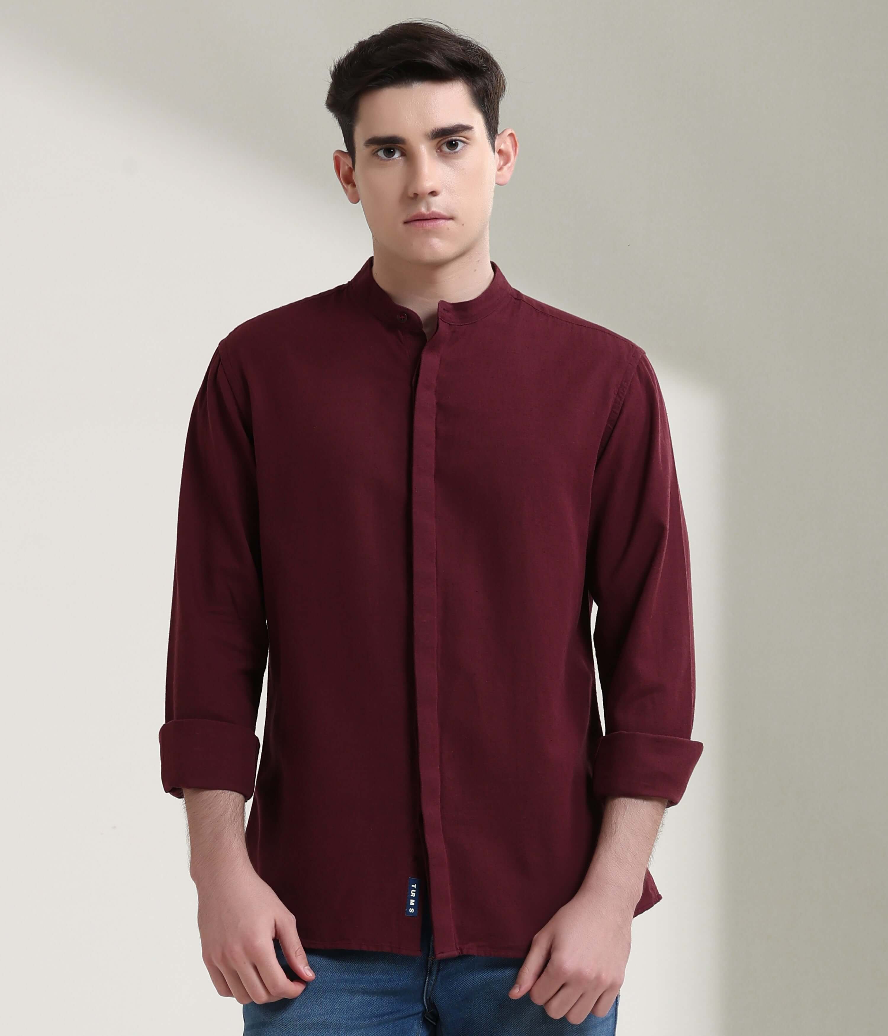 Men's maroon linen shirt with mandarin collar, showcasing anti-stain and anti-odour Turms intelligent apparel features.