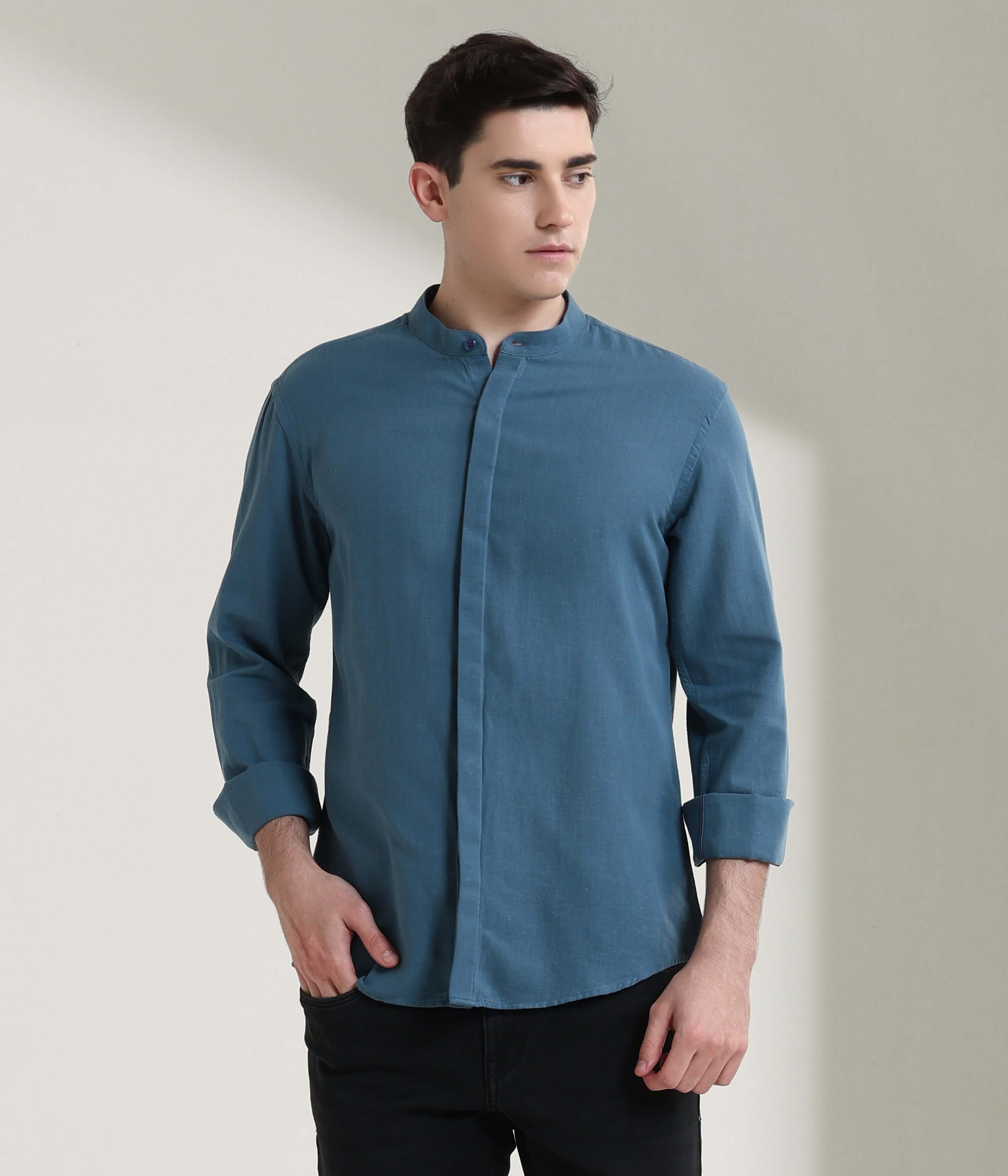 Man wearing Onyx Teal linen shirt with mandarin collar, showcasing anti-stain and anti-odor Turms intelligent apparel.