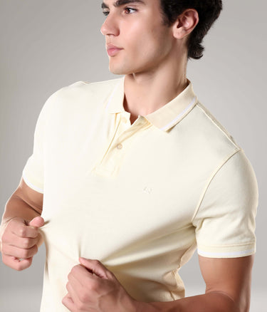 Male model wearing beige Turms intelligent apparel anti-stain, anti-odor polo T-shirt made of premium cotton, tailored fit with polo collar.