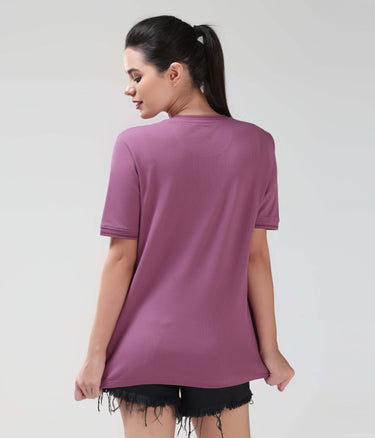 Woman wearing Dusty Rose Cooltech T-shirt with anti-odour honeycomb fabric by Turms Intelligent Apparel, showcasing new color and tailored fit.