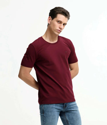 Man wearing a burgundy round-neck Turms T-shirt made of premium cotton and spandex, tailored fit, stain-proof and odor-resistant.