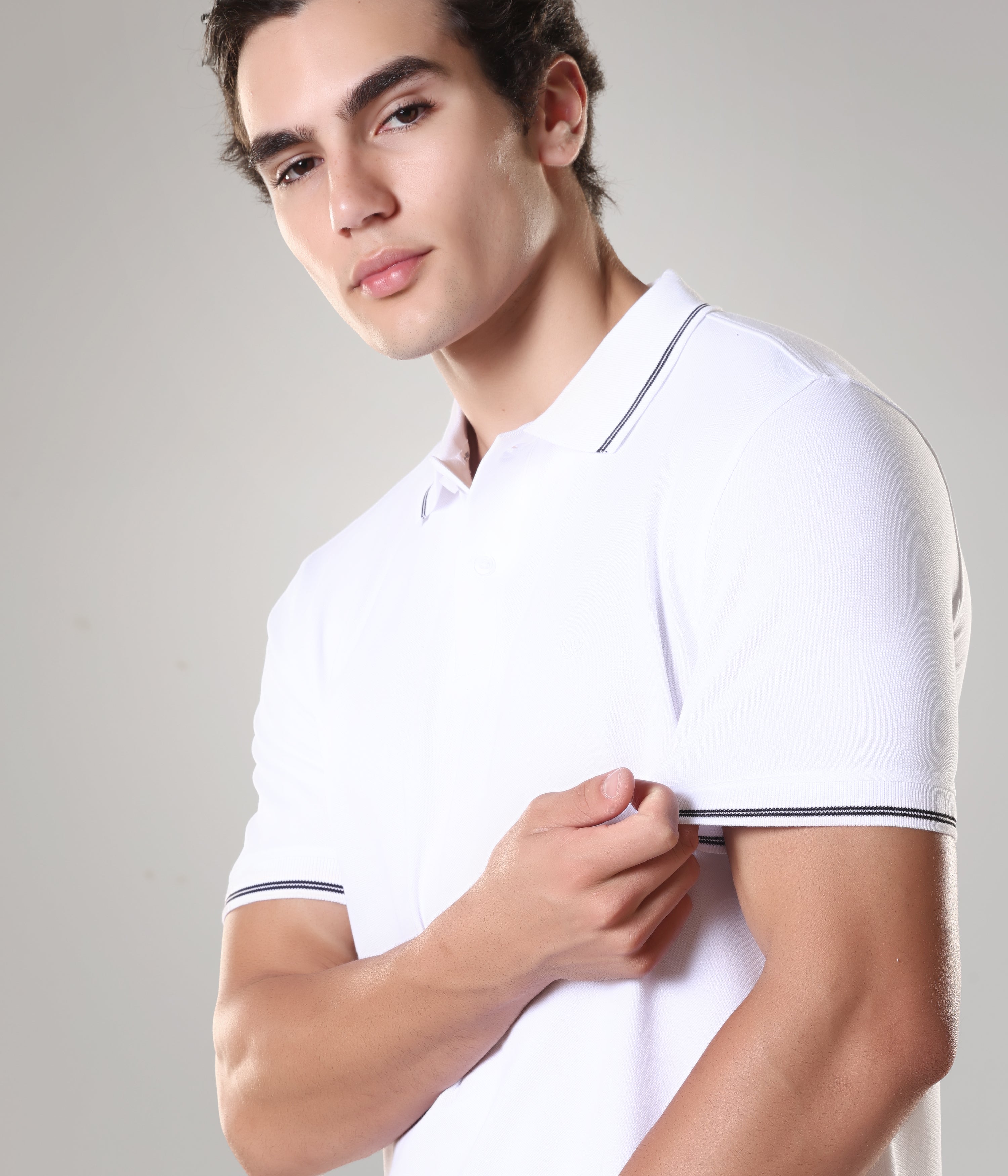 Man wearing white Turms Polo T-shirt, tailored fit with anti-stain and anti-odor features, made from 95% premium cotton and 5% spandex.