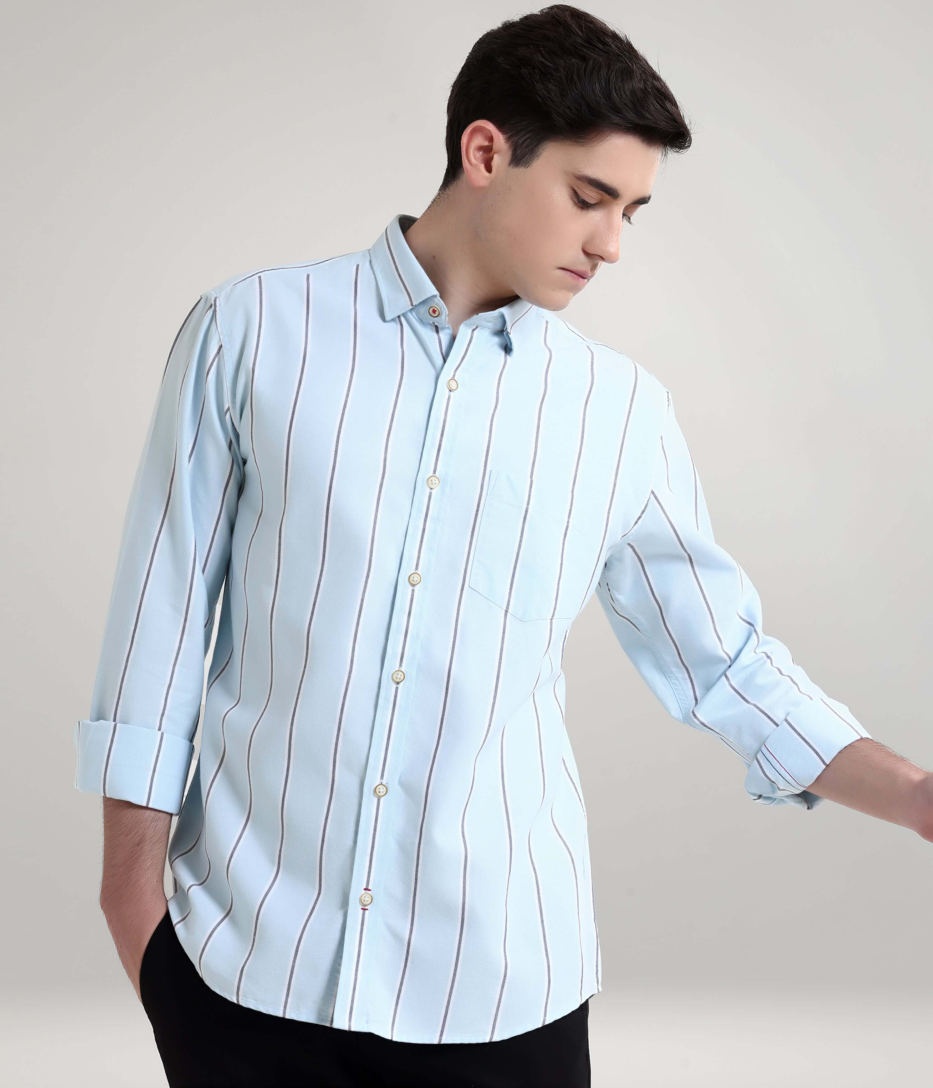 Man wearing a light blue striped Oxford Turms shirt, showcasing premium menswear with anti-stain and anti-odour features.