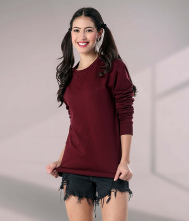 Stylish woman in a maroon Turms Intelligent Sweatshirt, showcasing comfort and versatility with a trendy look.