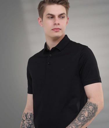 Black tailored polo T-shirt made of premium cotton, featuring anti-stain and anti-odor properties, ideal for men's casual wear.