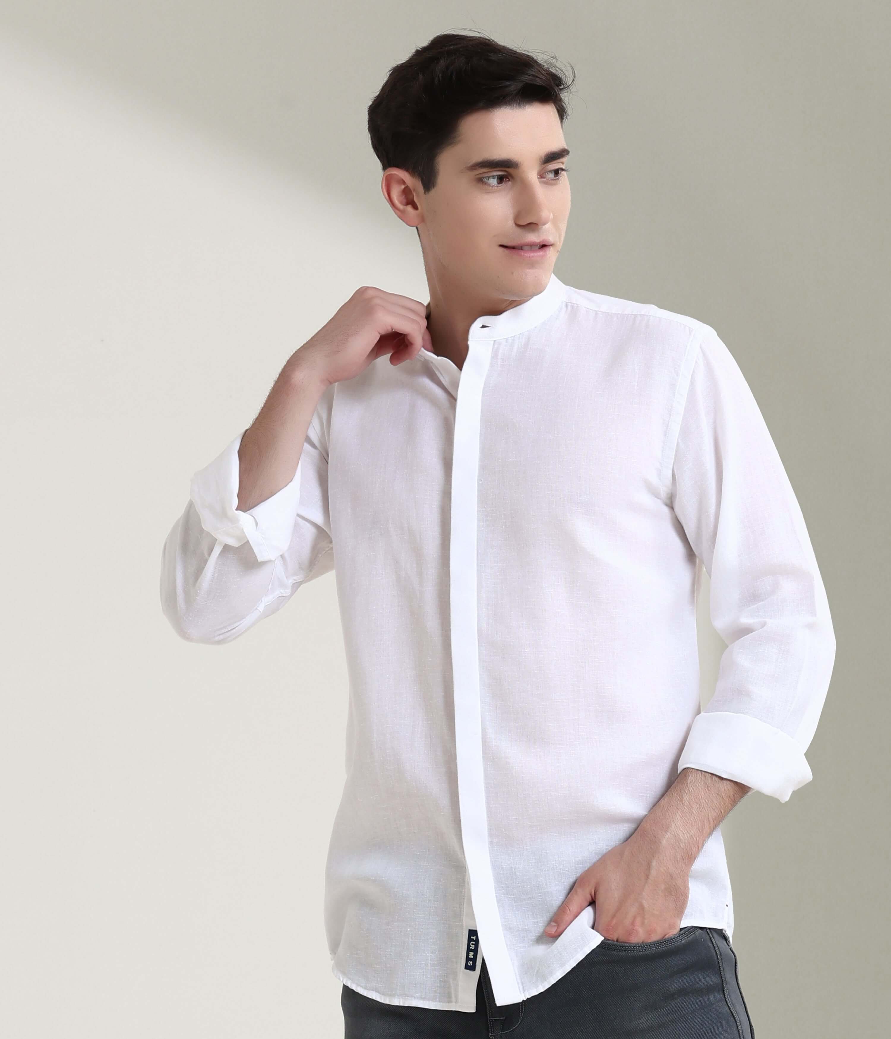 Man wearing white linen shirt with mandarin collar from Turms, featuring anti-stain and anti-odour intelligent apparel technology.