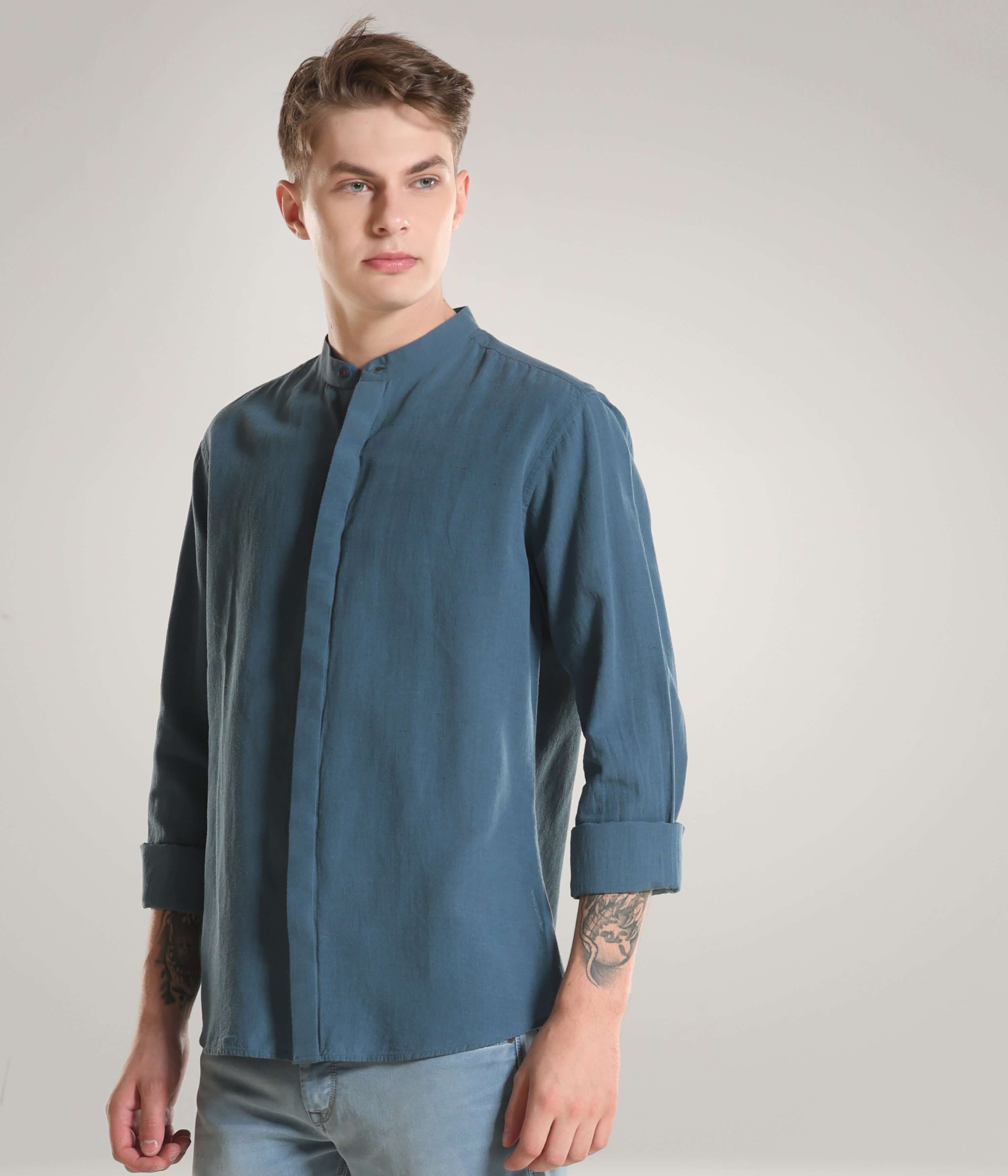 Man wearing Onxy Teal Cotton/Linen Turms shirt with mandarin collar, showcasing premium intelligent apparel with Cooltech anti-stain and odor resistance.