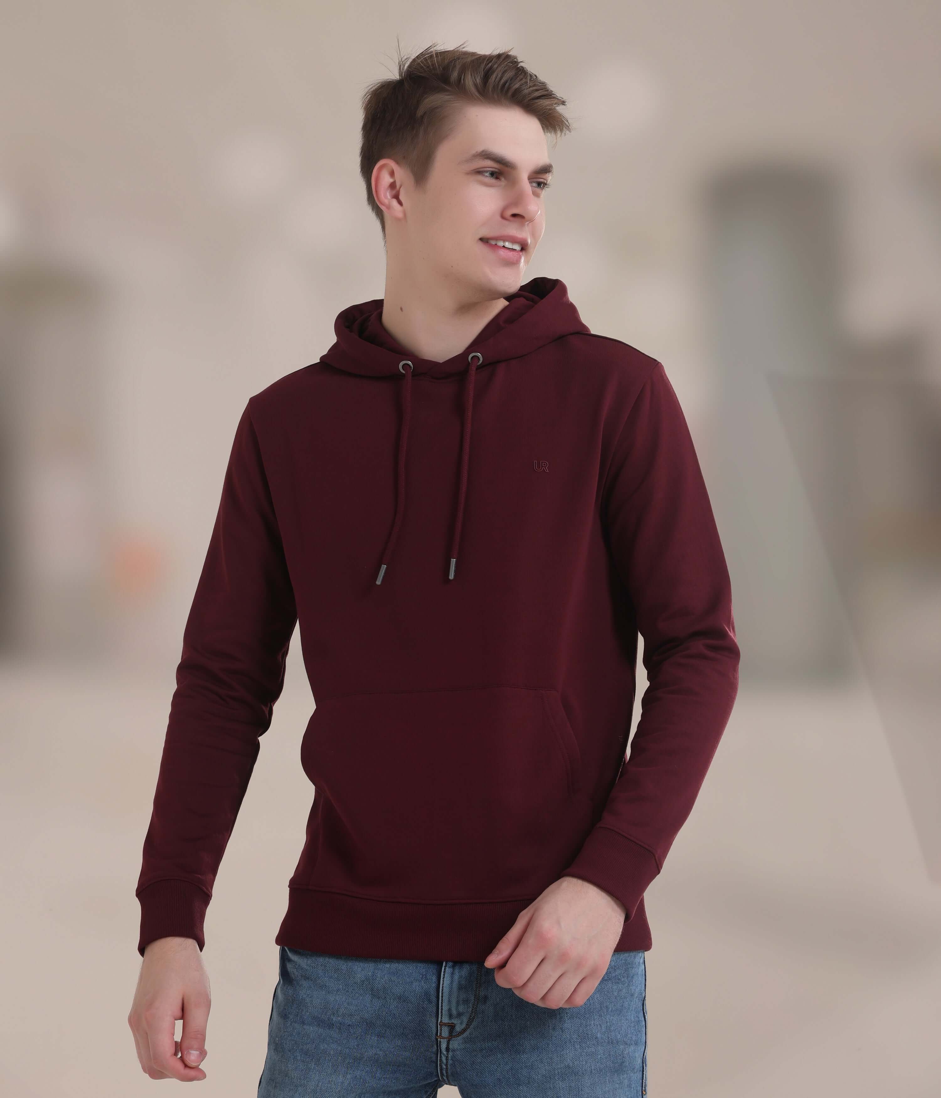 Stylish maroon hooded sweatshirt for men, combining comfort and functionality, ideal for everyday wear.