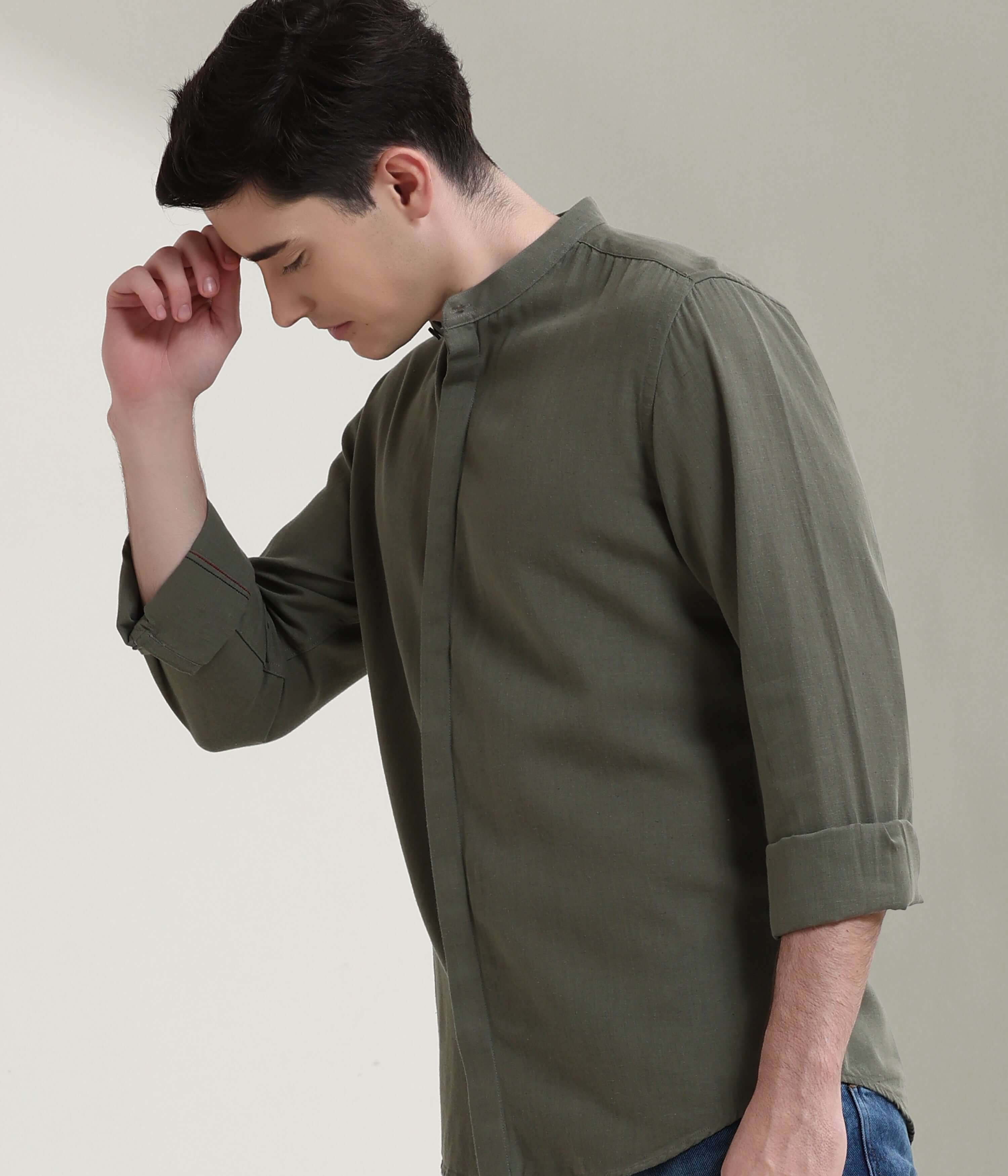 Man wearing Lichen Green Cotton/Linen shirt with mandarin collar, showcasing Turms intelligent apparel with anti-stain and anti-odor features.