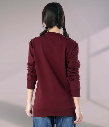 Back view of a woman wearing a maroon Turms Intelligent Sweatshirt, showcasing its stylish design and comfortable fit.