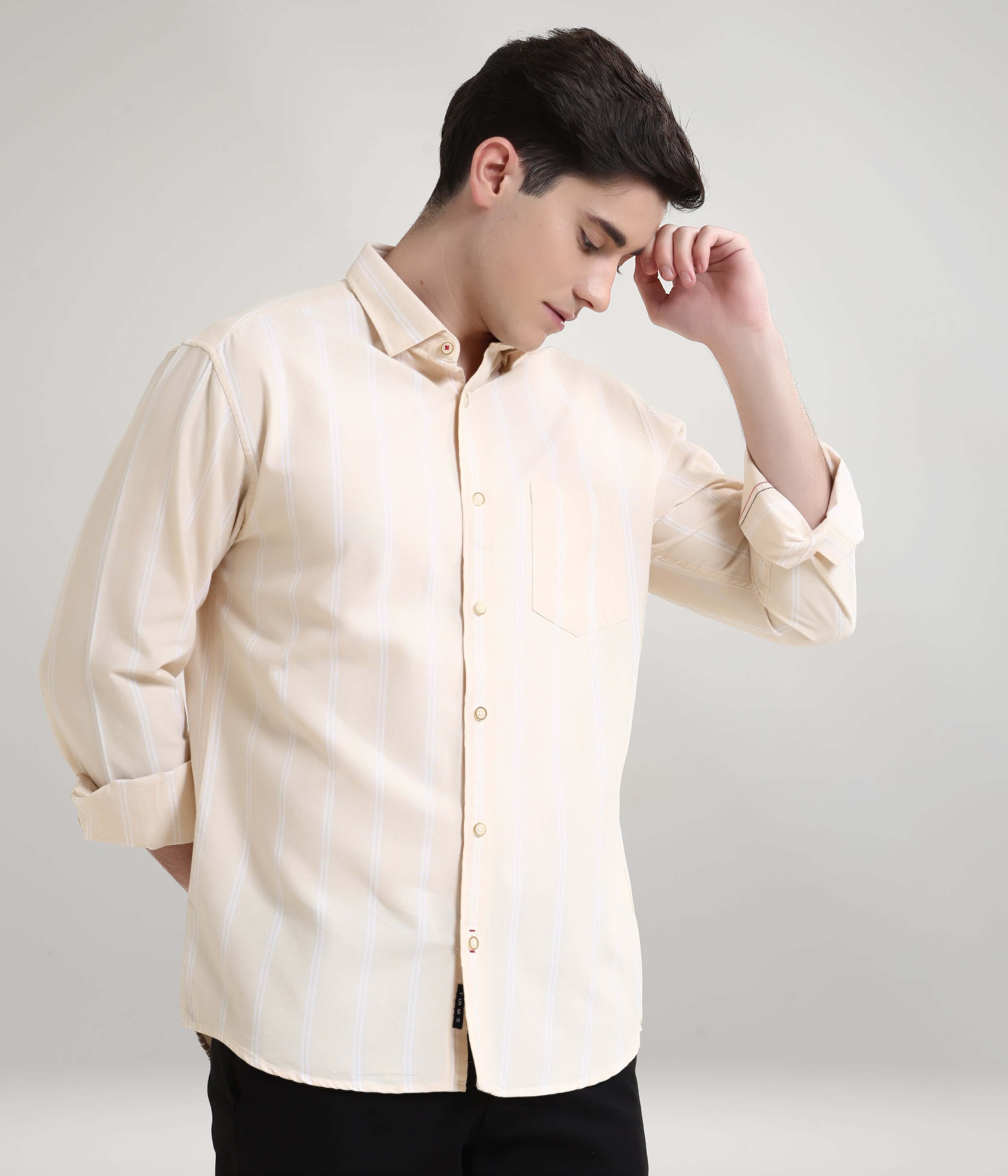 Man wearing Dessert Beige Oxford Turms knitted striped shirt; anti-stain, anti-odor premium menswear.