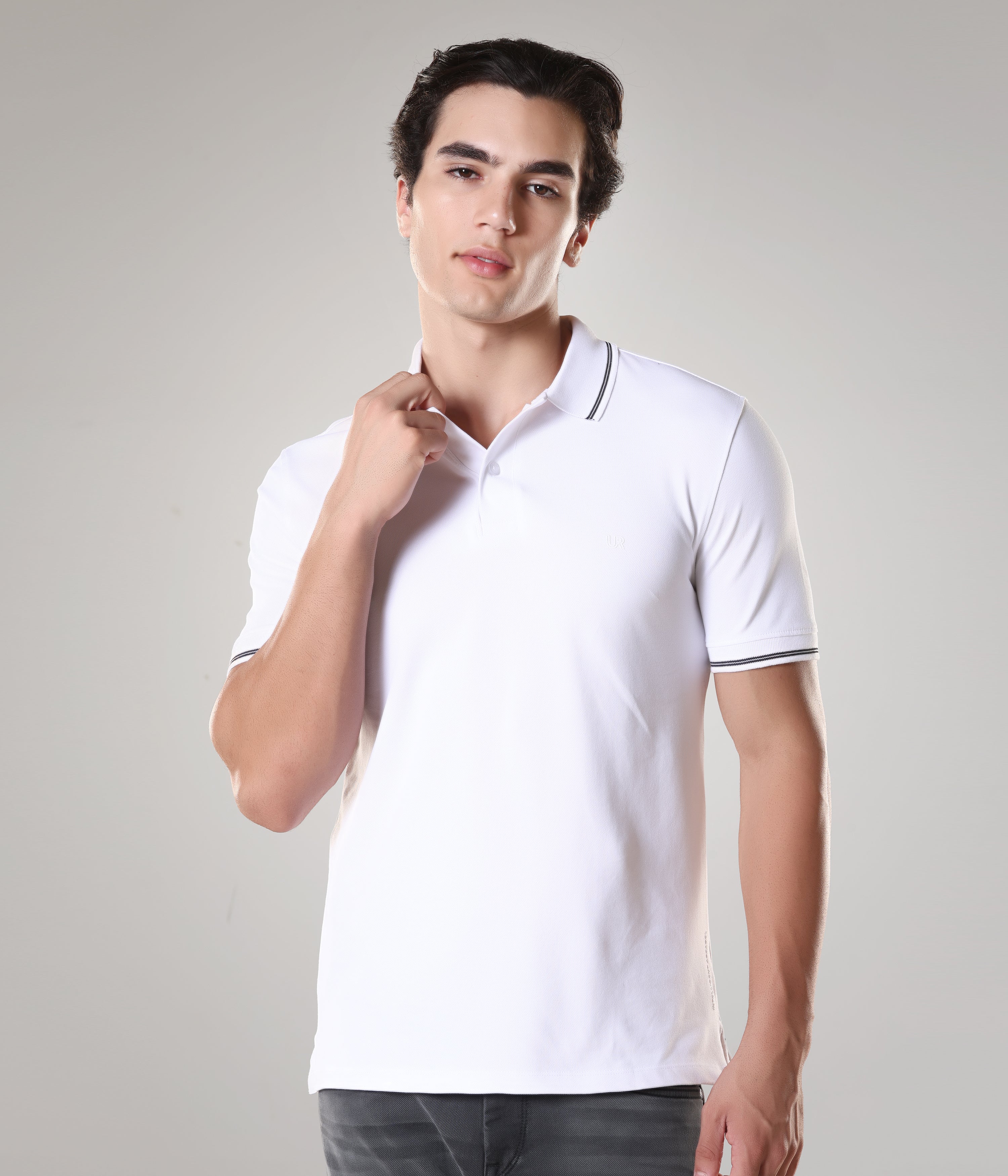 Man wearing white Turms Polo T-shirt with tailored fit, anti-stain, anti-odour features made of 95% premium cotton and 5% spandex