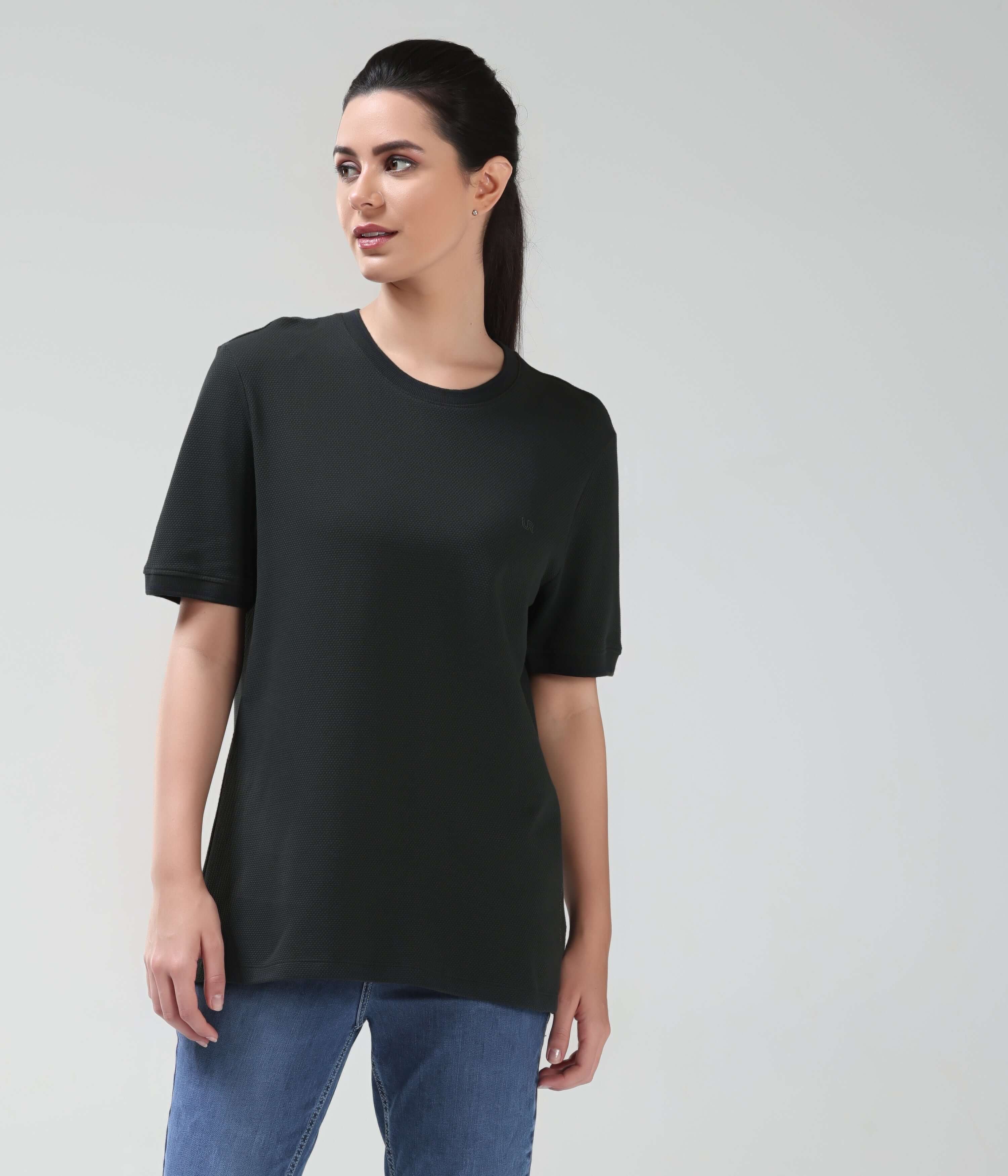 Woman wearing Obsidian Green COOLTECH T-shirt by Turms, tailored fit, crew neckline, made from honeycomb fabric, anti-odour, intelligent apparel.