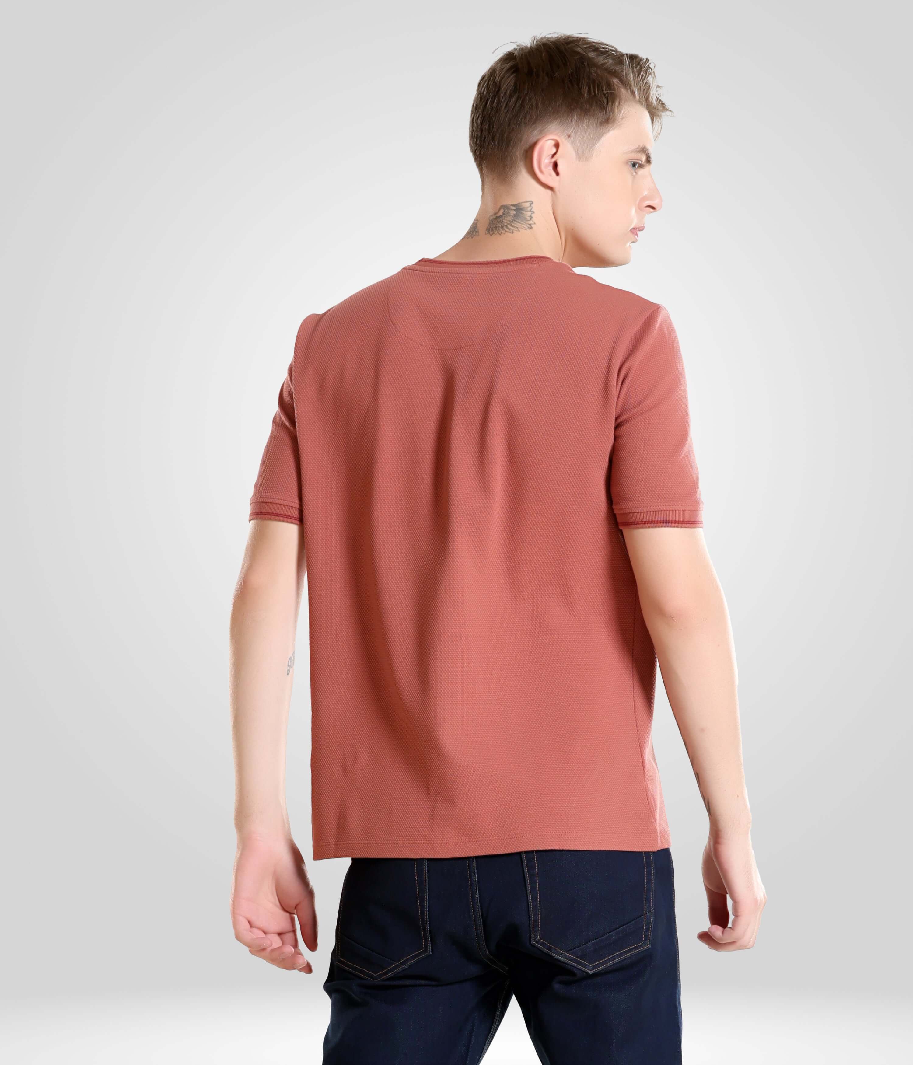 Man wearing Vivid Brick Turms coolant round-neck T-shirt in tailored fit, comfortable menswear from top intelligent apparel brand.