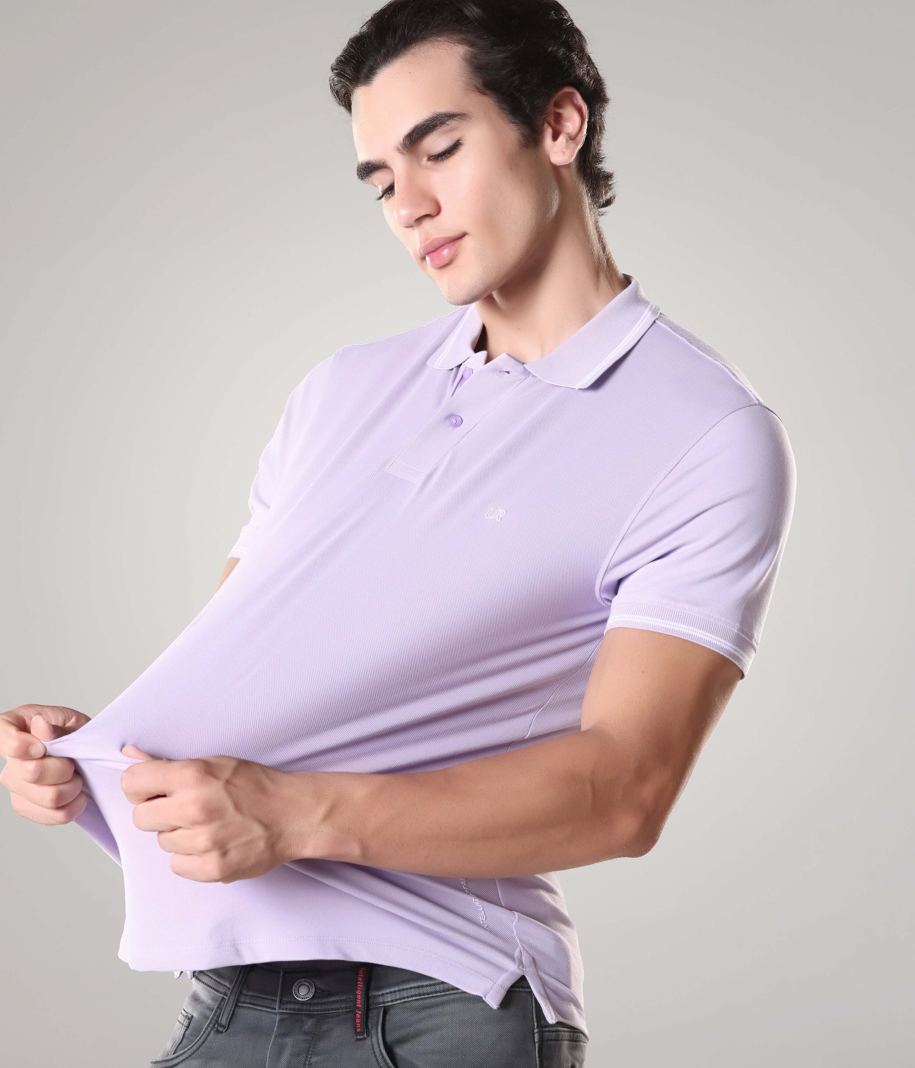 Man wearing light purple Turms intelligent anti-stain anti-odour polo t-shirt made of premium cotton and spandex, demonstrating fabric stretch.