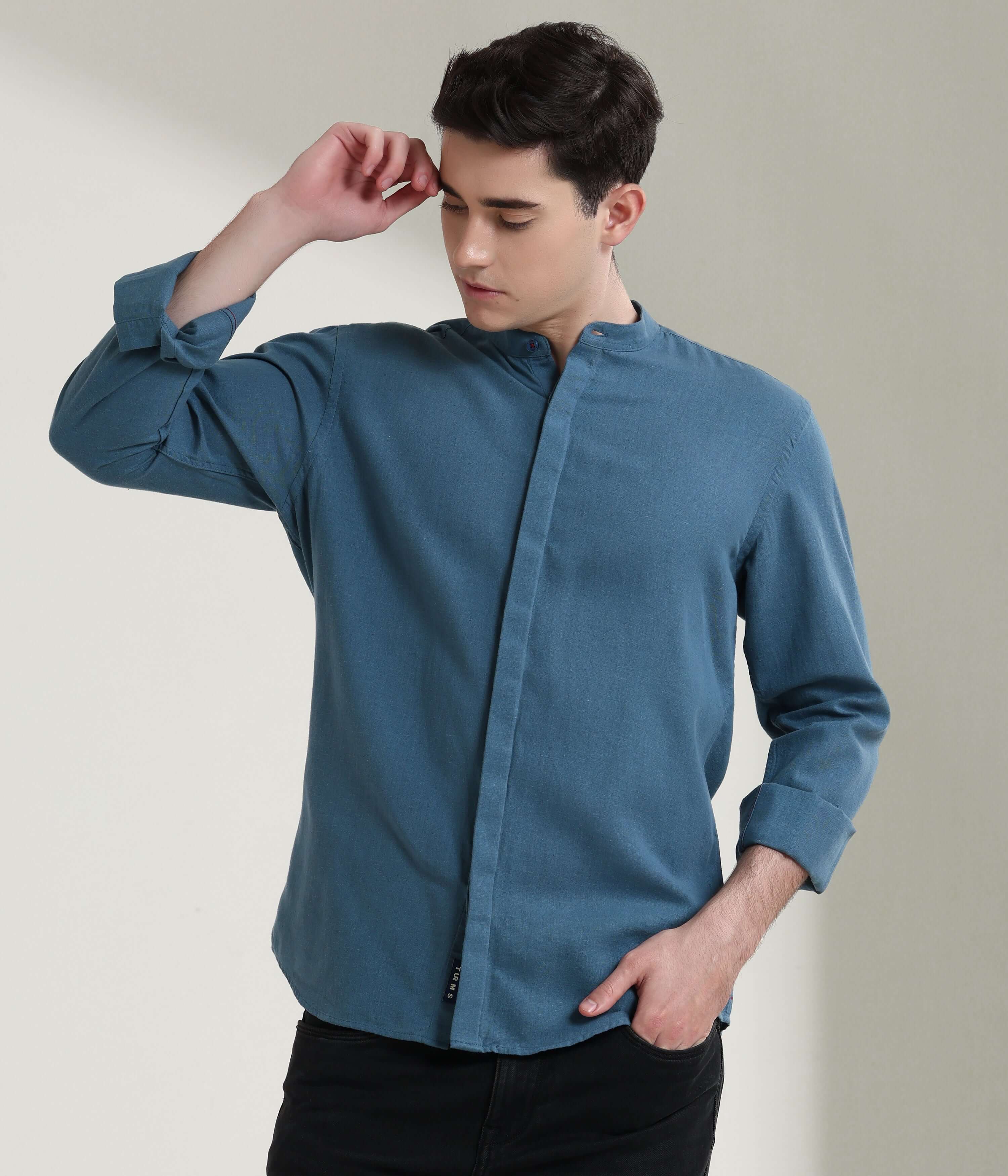 Man wearing Onyx Teal linen shirt with mandarin collar, showcasing Turms intelligent apparel, anti-stain, and anti-odour features.