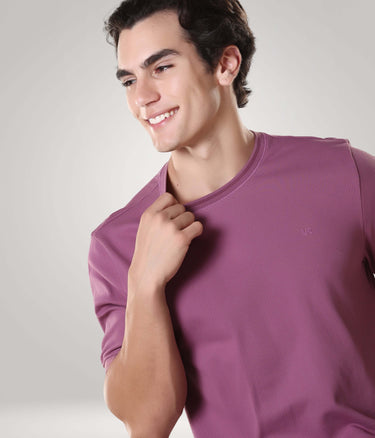Man wearing Dusty Rose Turms T-shirt with round-neck, premium cotton blend, intelligent CoolTech fabric, tailored fit for comfort.
