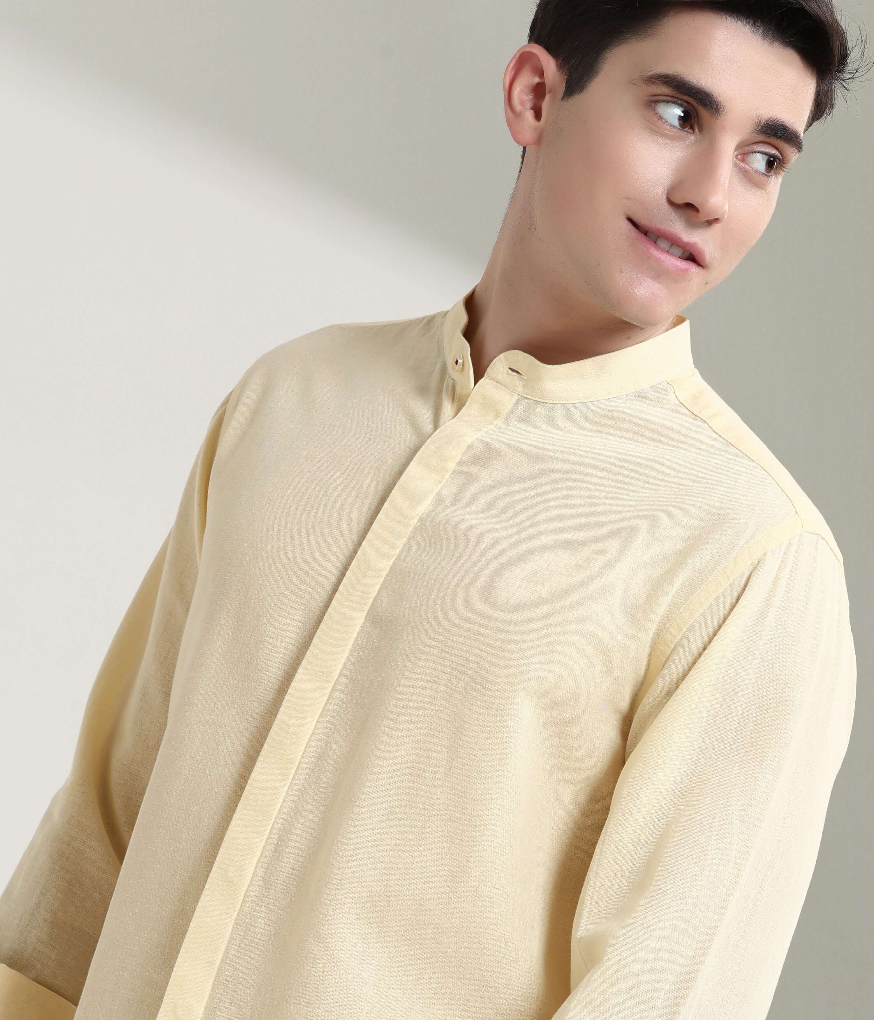 Pastel yellow linen shirt with mandarin collar showcases Turms intelligent apparel, featuring anti-stain and anti-odour technology.