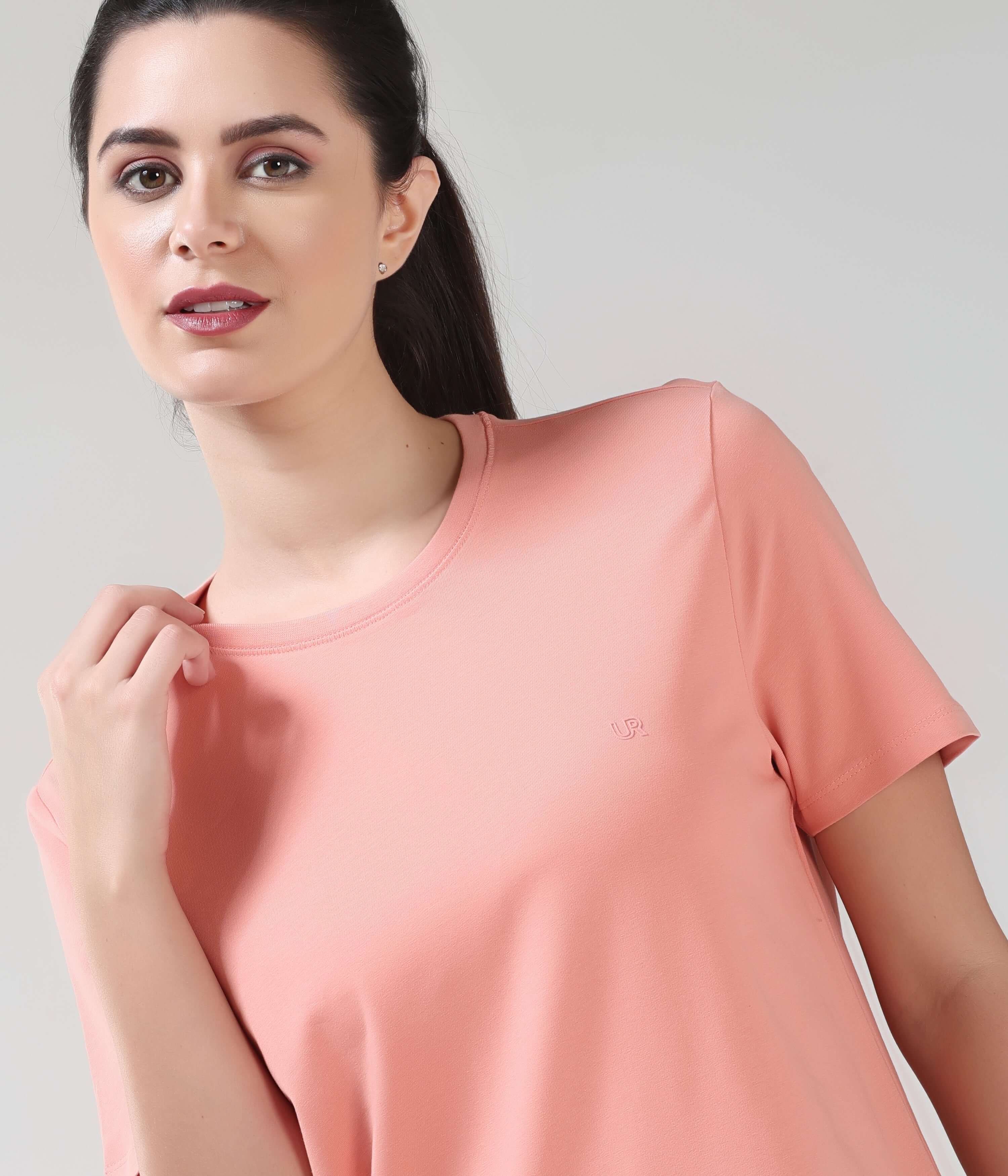 Woman wearing Sunset Spice antistain and anti-odour Turms T-shirt made of cotton fabric with tailored fit and round neckline.