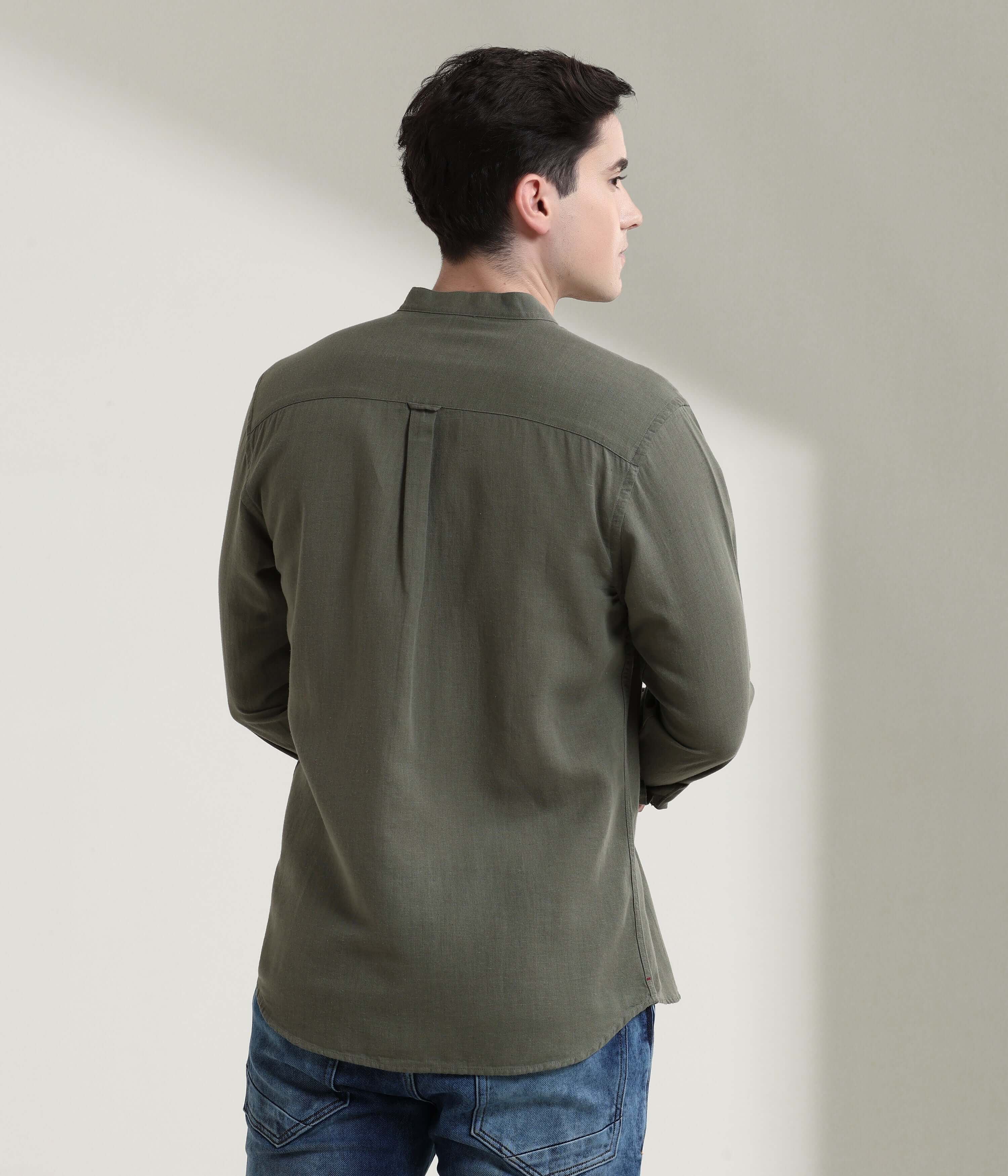 Lichen green linen shirt with mandarin collar, showcasing anti-stain and anti-odour features, Turms intelligent apparel.