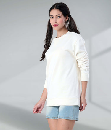 Model showcasing the Artic White Turms Intelligent Sweatshirt, featuring a sporty vintage design and comfortable fit.