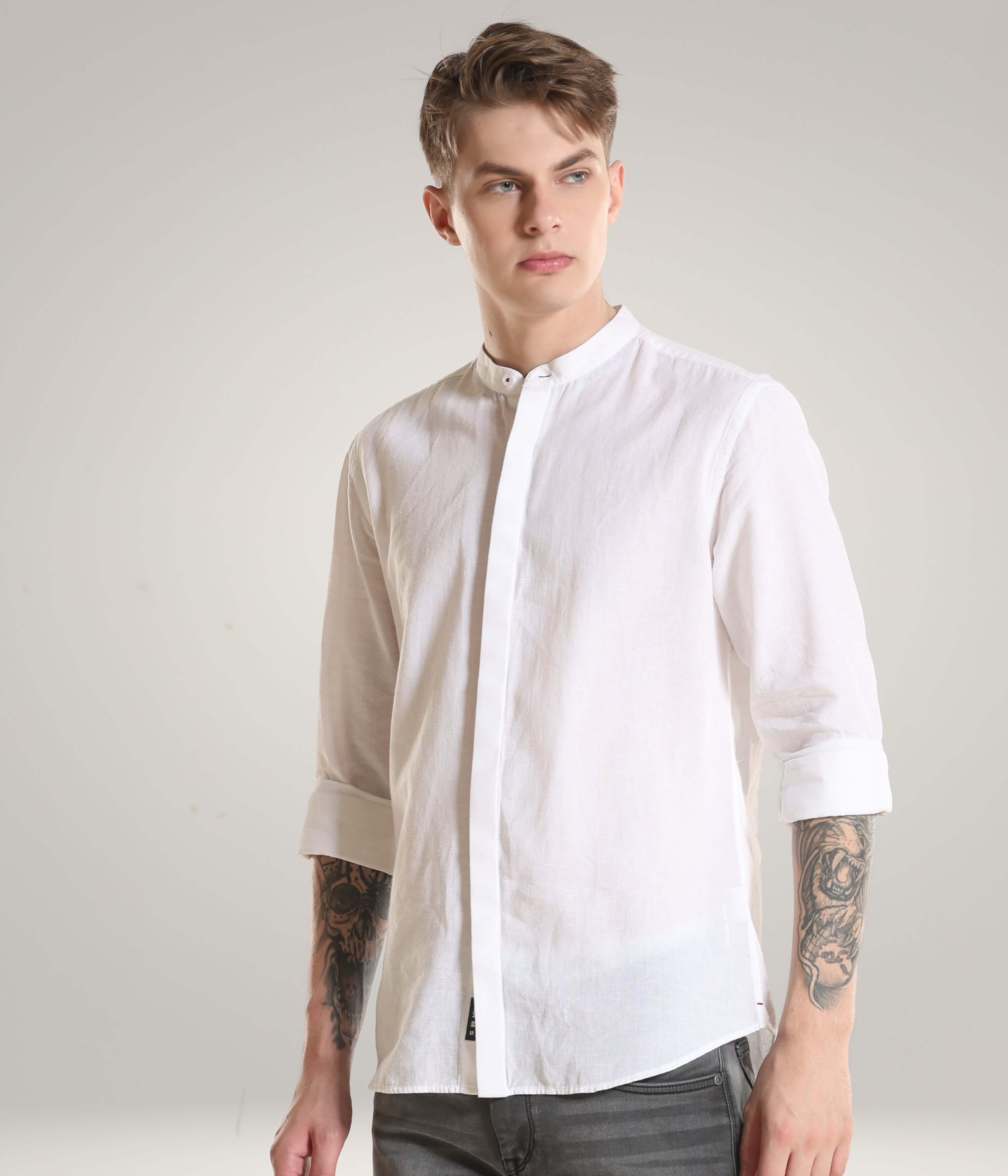 Man wearing white linen Turms shirt with mandarin collar, showcasing premium quality and stylish design in intelligent apparel.