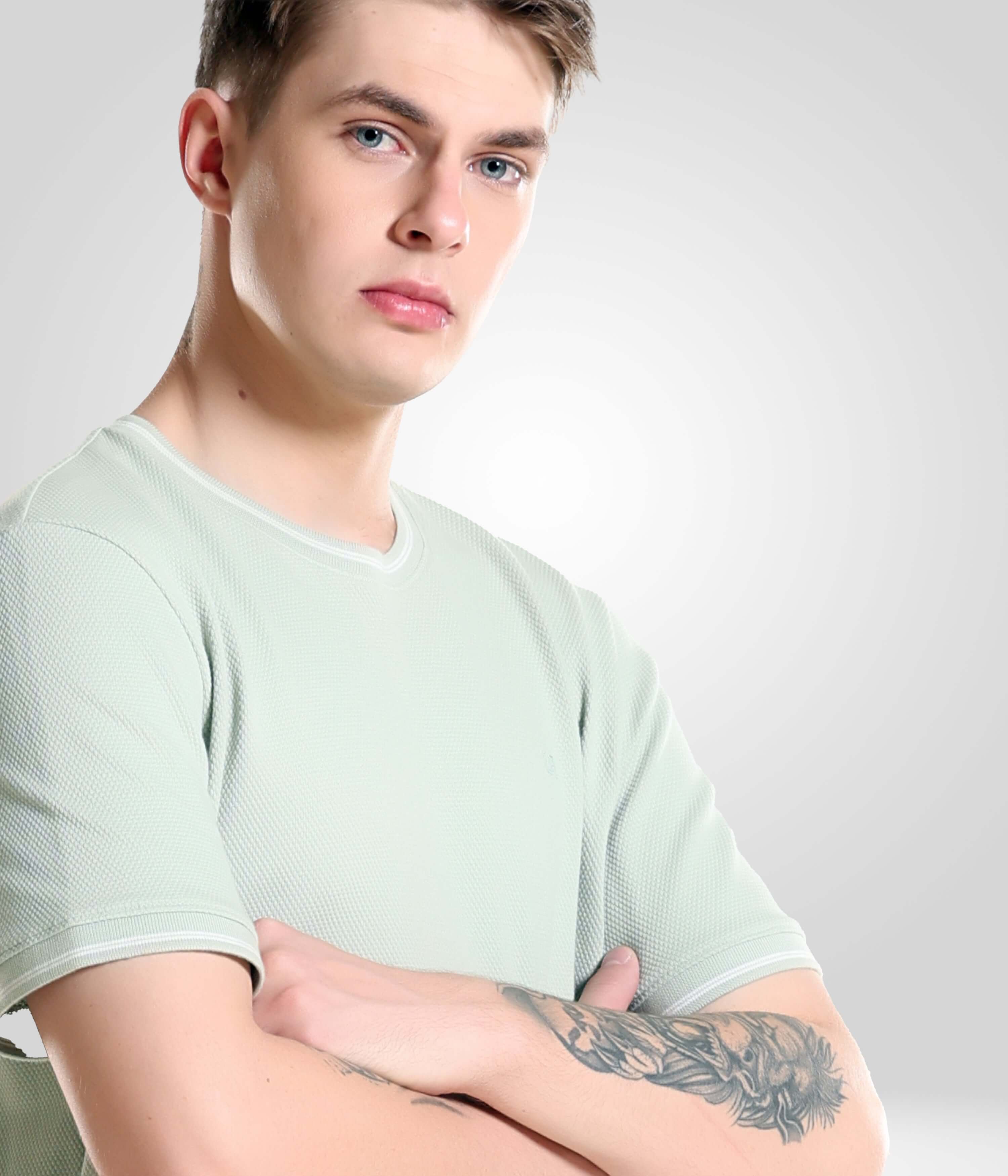 Light green Turms T-shirt tailored fit, round-neck for men. Best menswear brand. Keep cool and comfortable with Turms intelligent apparel.