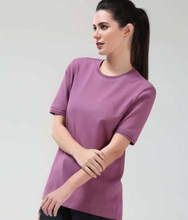 Woman wearing a Dusty Rose COOLTECH T-shirt by Turms Intelligent Apparel with anti-odour honeycomb fabric.