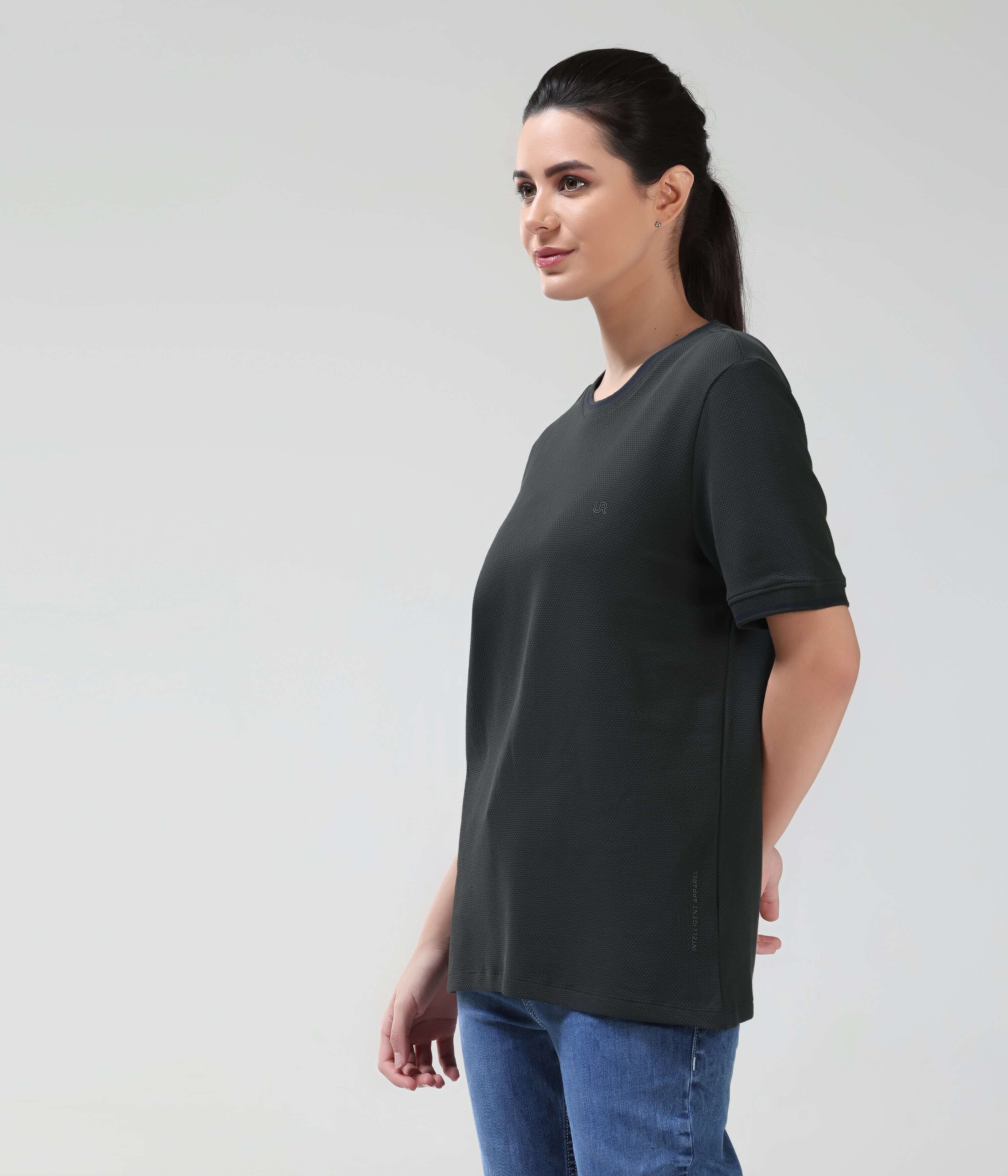 Woman wearing Obsidian Green COOLTECH Turms T-shirt with honeycomb fabric and anti-odour technology.