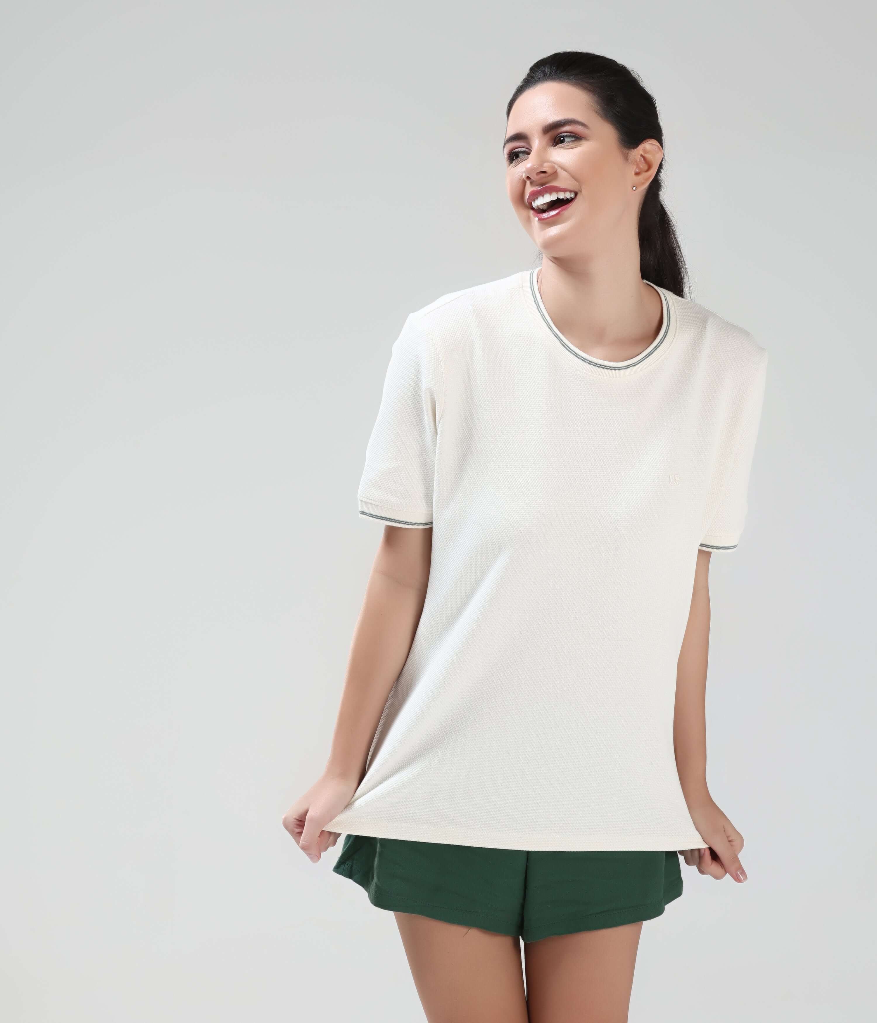 Woman wearing Pearl Off White COOLTECH T-shirt by Turms, tailored fit with round-neck, made of honey comb fabric, anti-odour intelligent apparel.