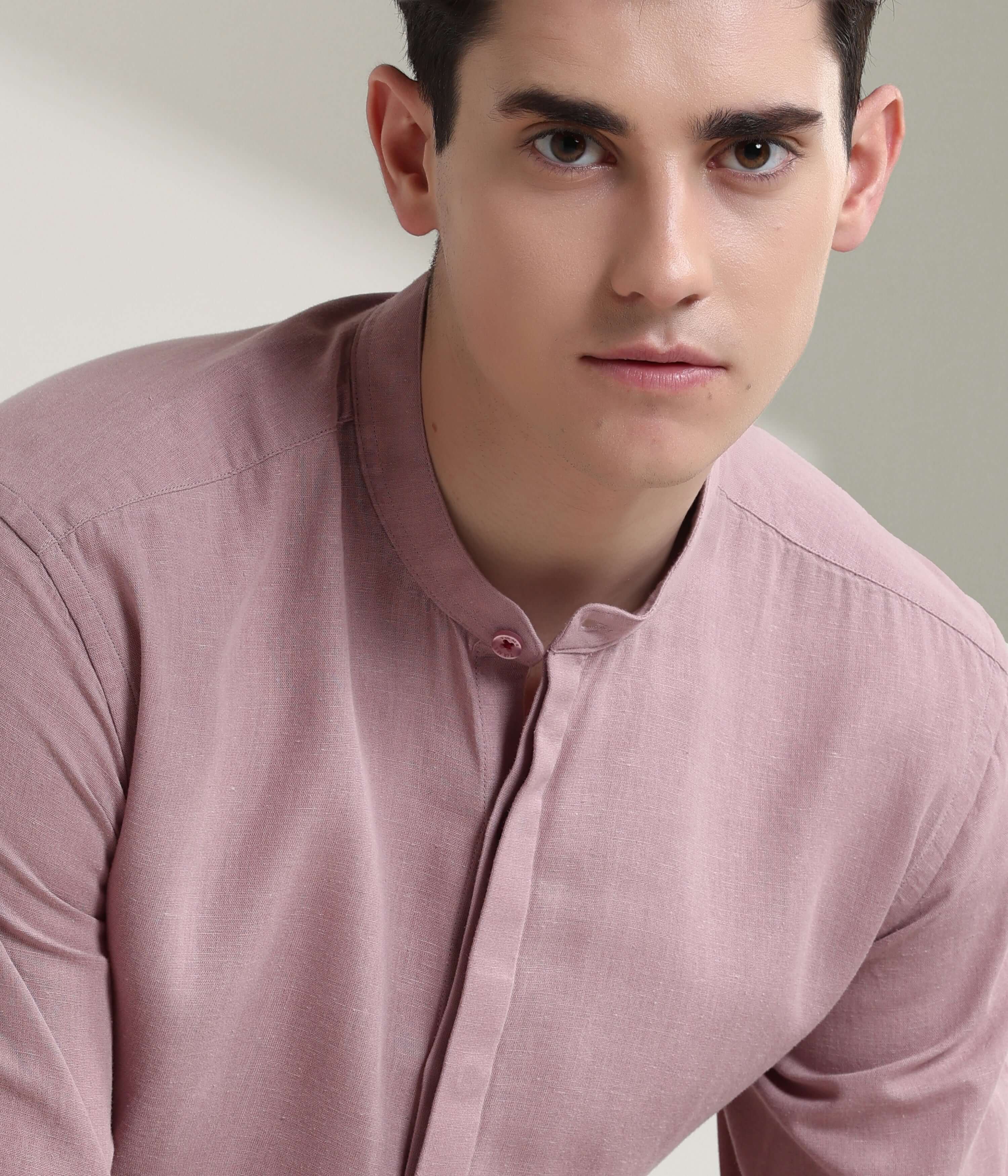 Man wearing a Wood Rose Cotton/Linen shirt with a mandarin collar, featuring anti-stain and anti-odour Turms intelligent apparel.