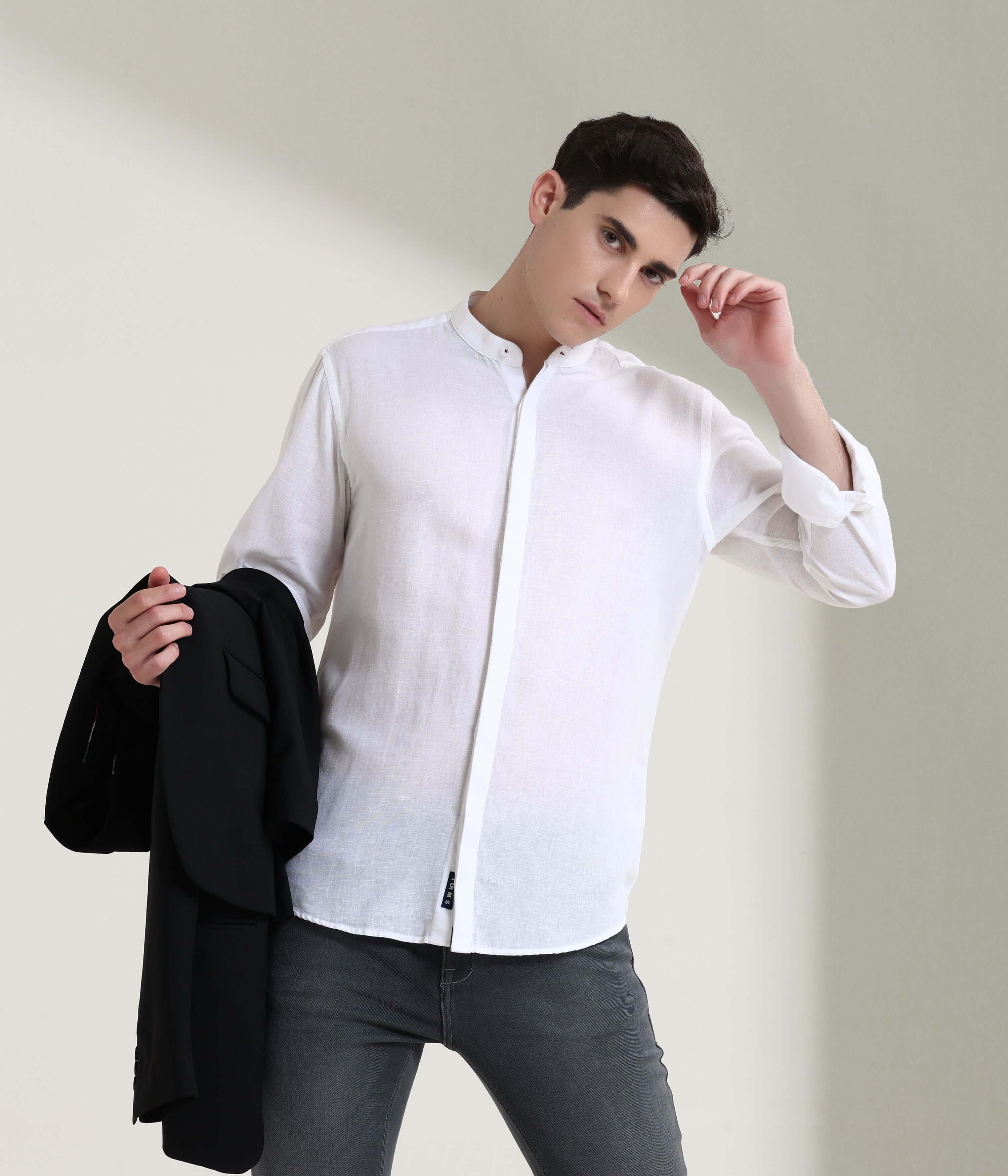 Man wearing a white linen shirt with mandarin collar, showcasing Turms intelligent apparel, anti-stain and anti-odour features.