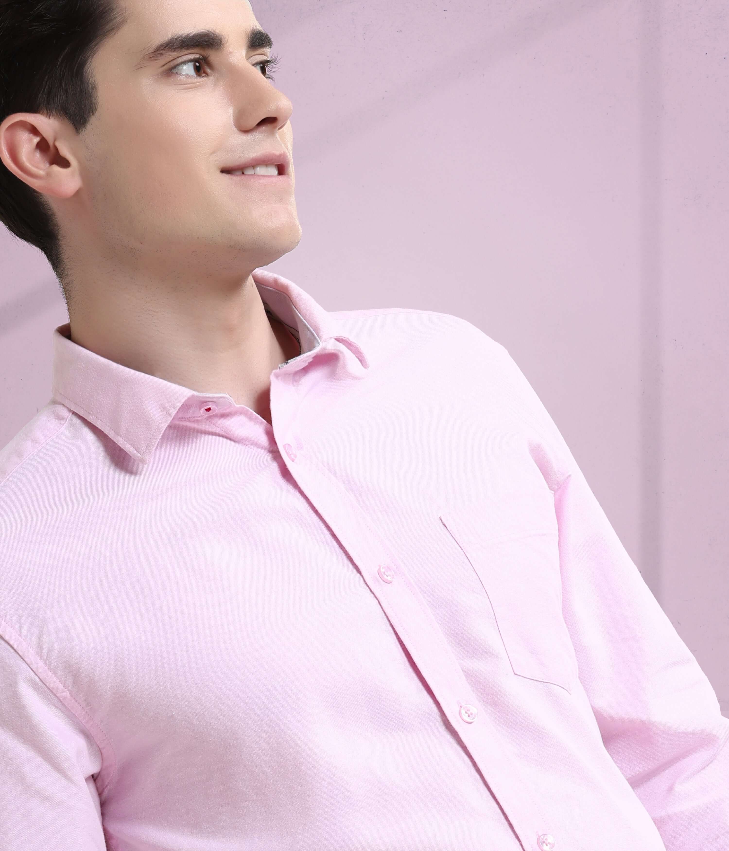 Stylish man in a Mystic Pink Oxford Turms shirt, featuring anti-stain, anti-odour, and waterproof qualities.