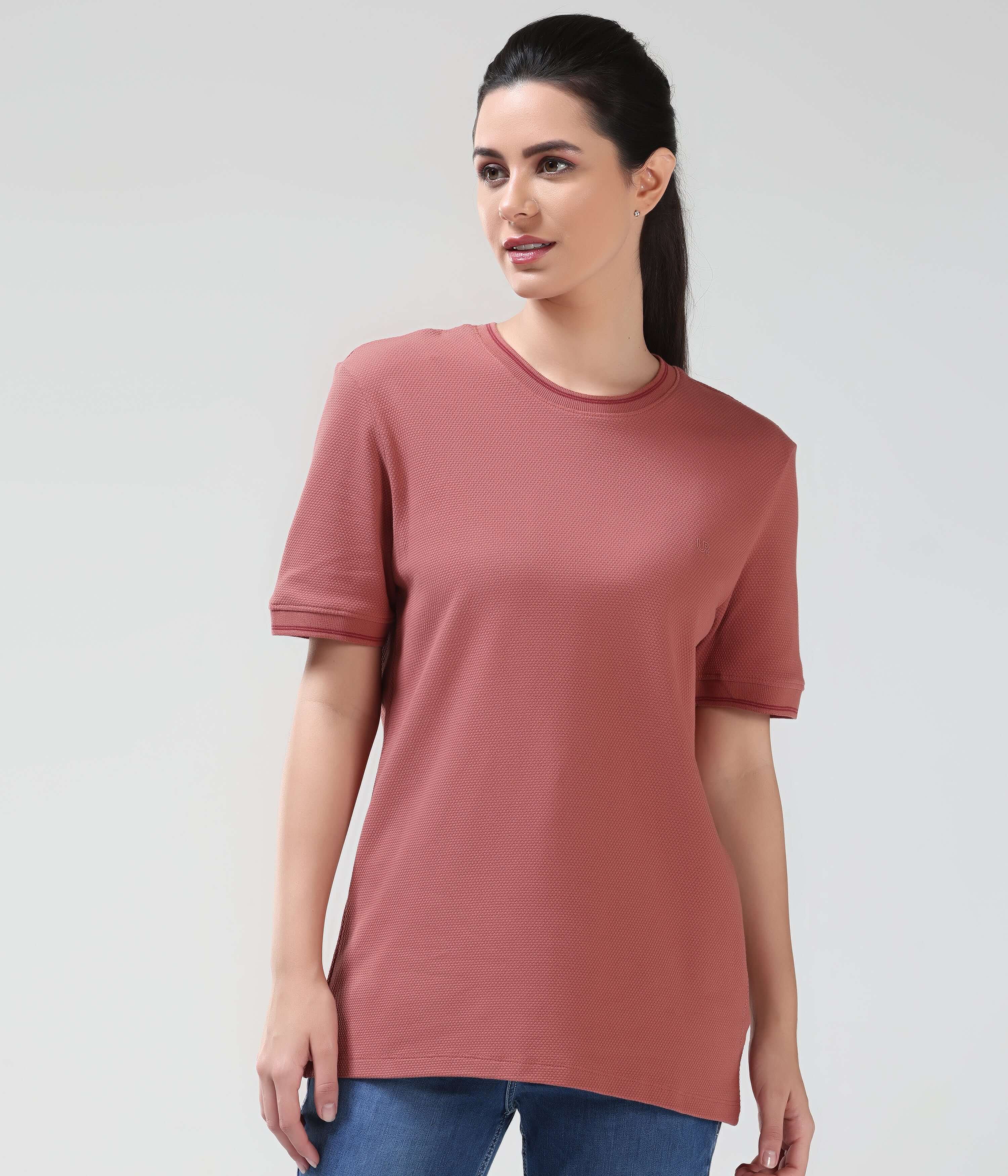 Woman wearing Vivid Brick coolant round-neck Turms T-shirt with tailored fit, made of honeycomb fabric and anti-odour technology