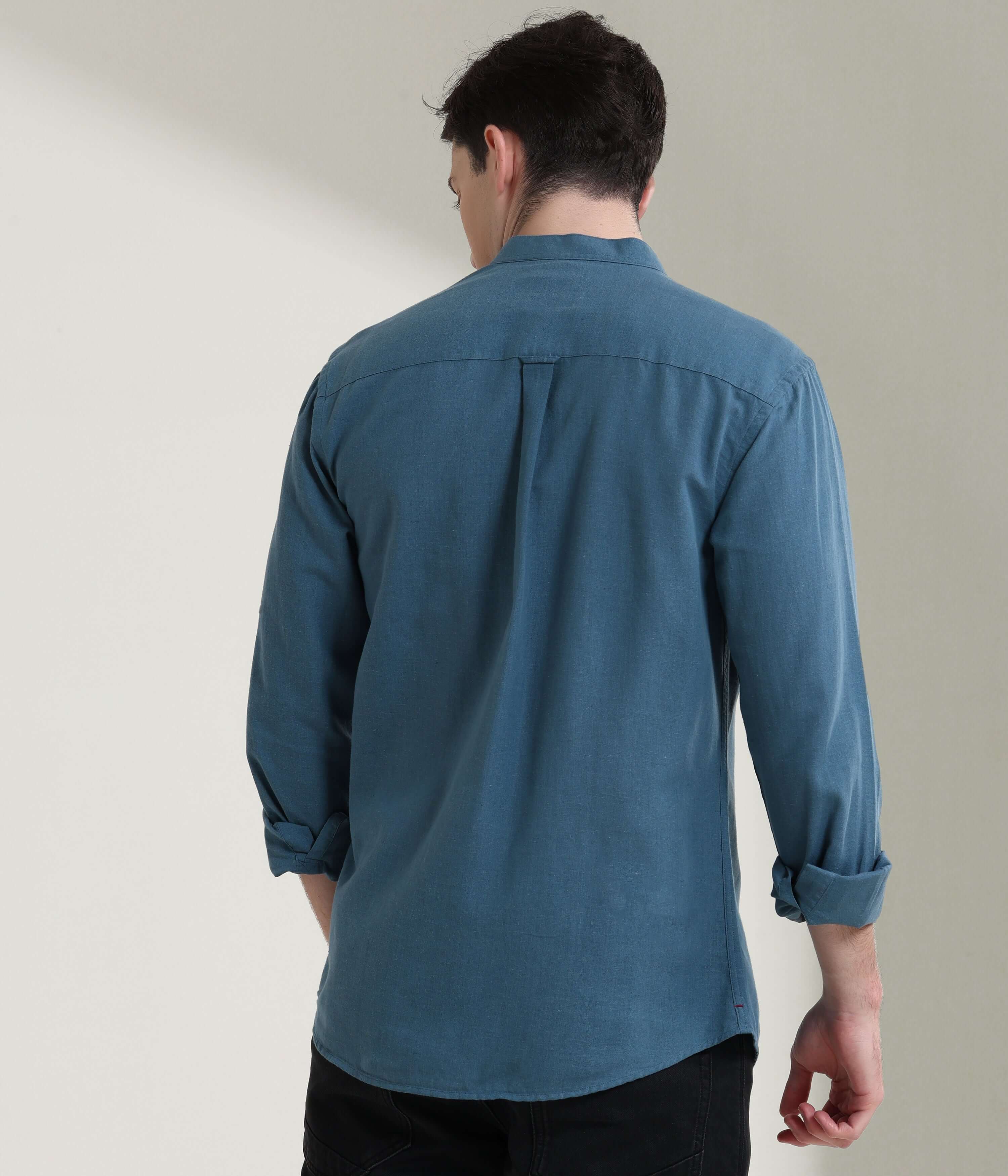 Man wearing Onxy Teal linen shirt featuring mandarin collar, showcasing anti-stain and anti-odour Turms intelligent apparel.