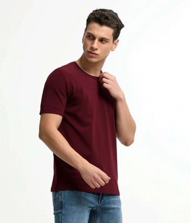 Man wearing a burgundy round-neck Turms T-shirt with tailored fit, stain-proof, odor-resistant, and anti-microbial fabric.