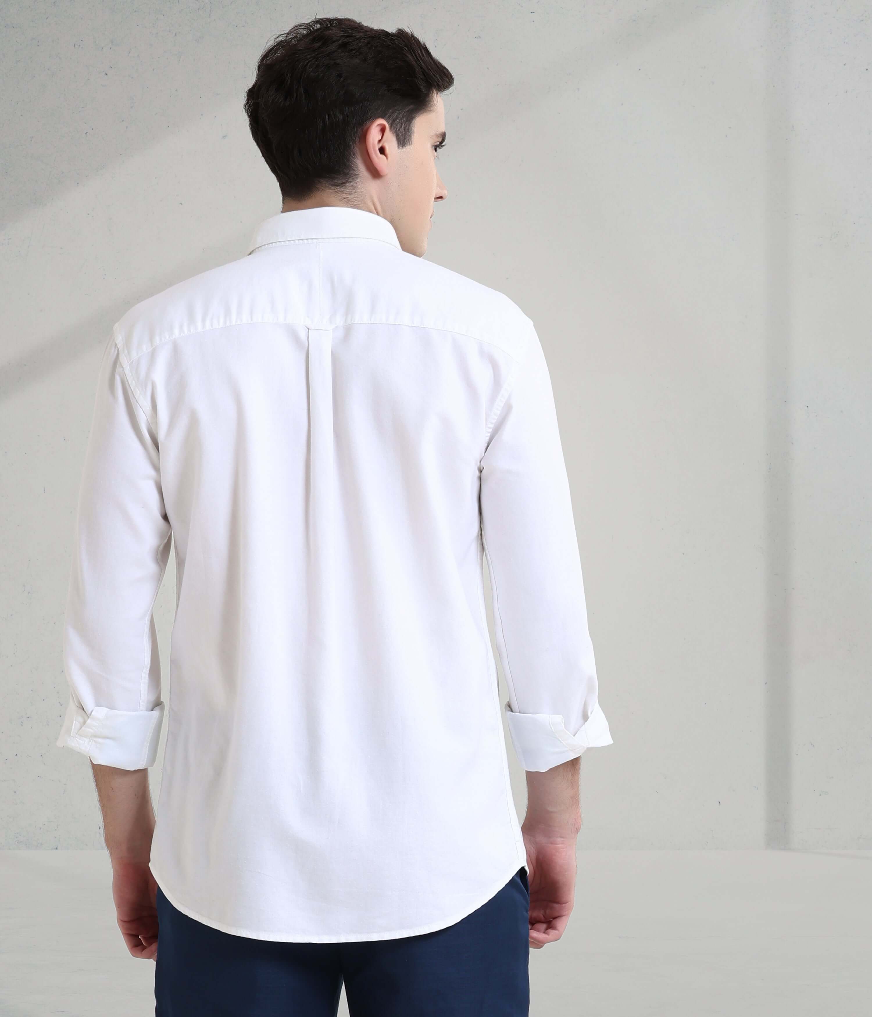 Back view of a man wearing a Toscana Lux white Oxford Turms shirt, showcasing its sleek design and quality craftsmanship.