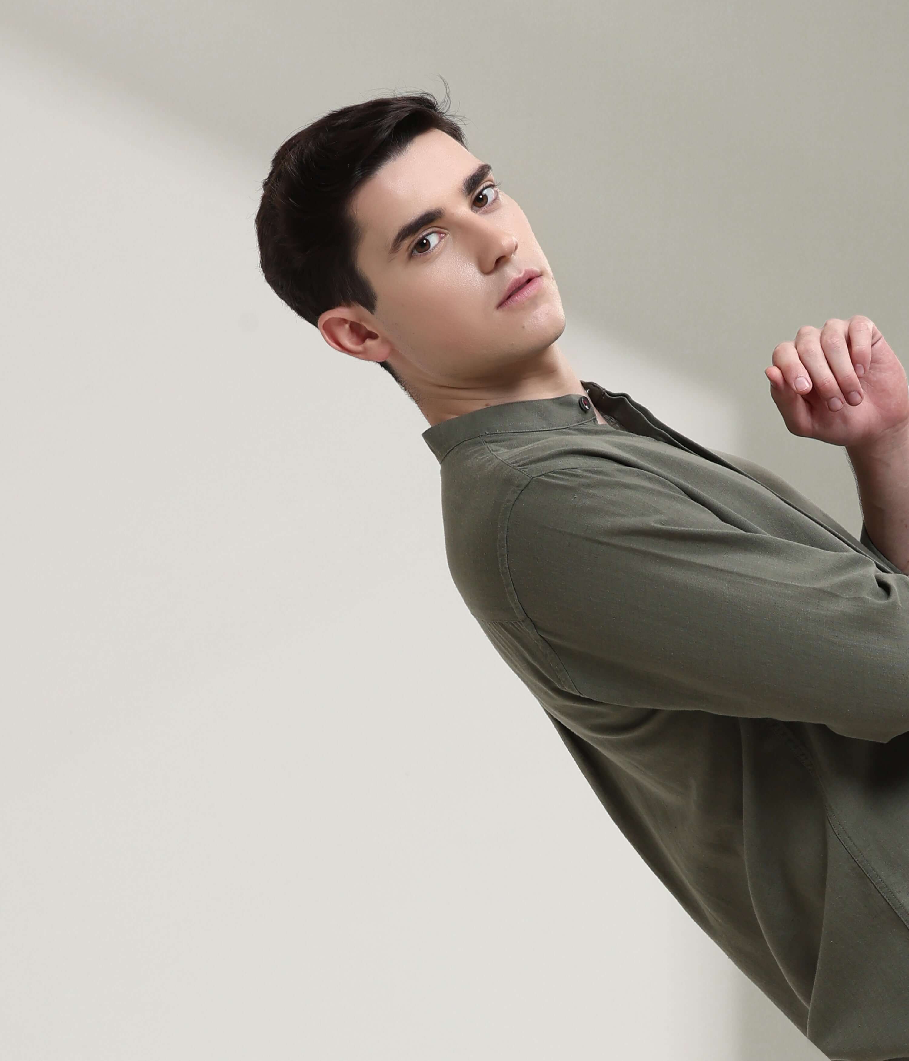 Man wearing Lichen Green linen shirt with mandarin collar, showcasing Turms intelligent apparel features like anti-stain and anti-odour.