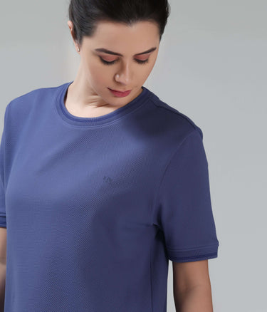 Woman wearing Blooming Orchid round-neck Turms COOLTECH T-shirt with honeycomb fabric, anti-odour technology, new colour.