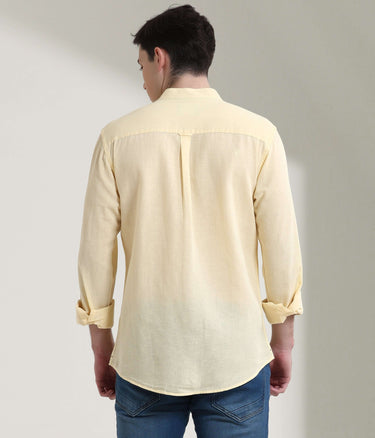 Pastel yellow Turms linen shirt with mandarin collar, featuring anti-stain and anti-odour properties.