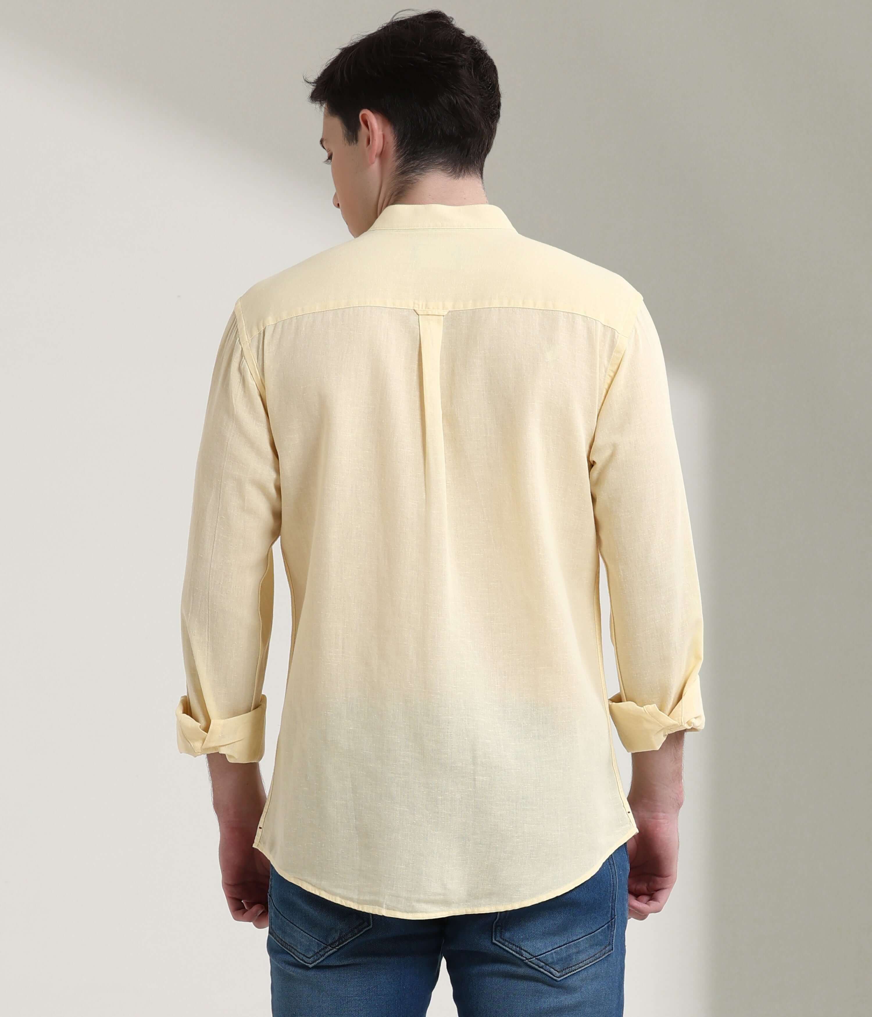 Pastel yellow Turms linen shirt with mandarin collar, featuring anti-stain and anti-odour properties.