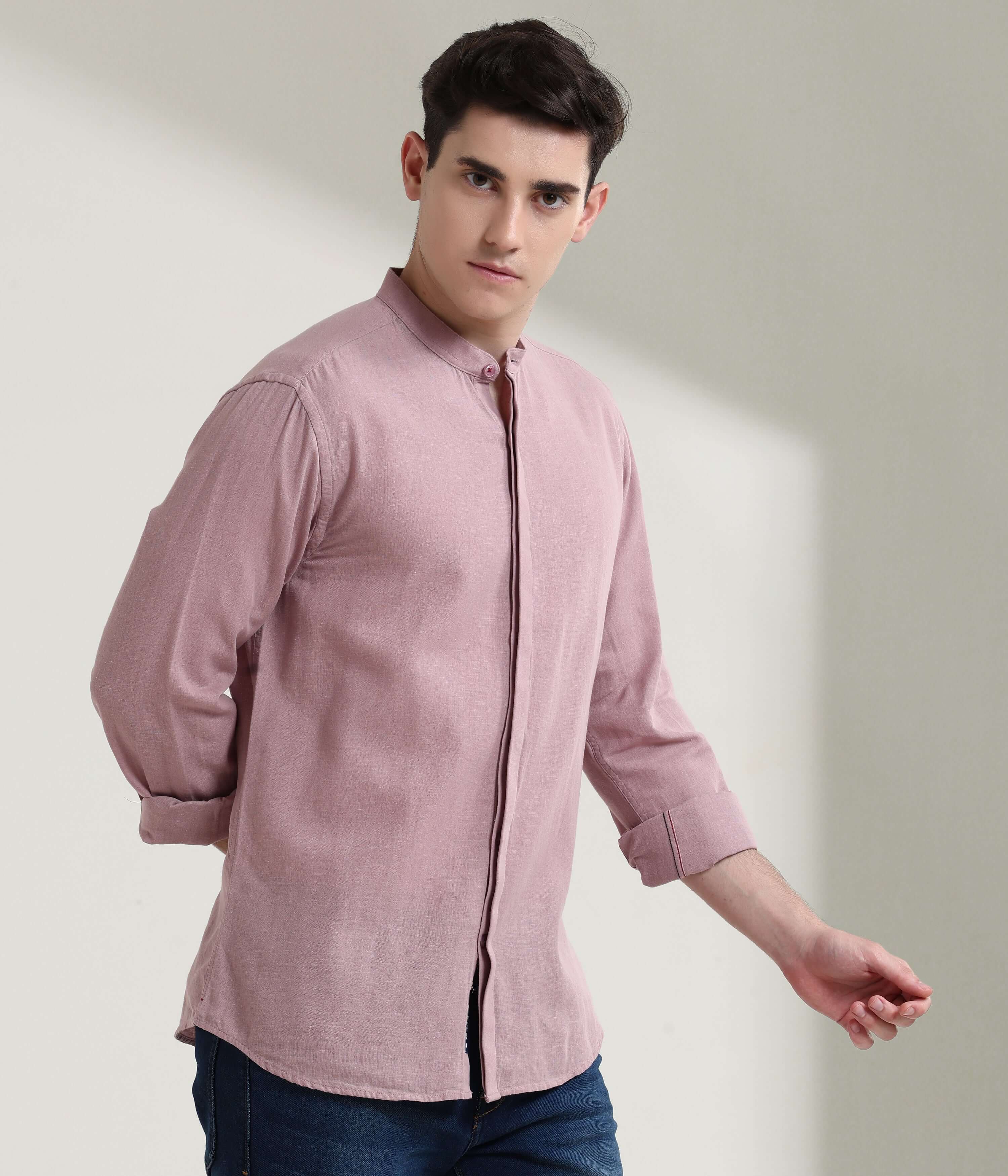 Man wearing Wood Rose linen shirt with mandarin collar, showcasing Turms intelligent apparel anti-stain and anti-odour features.